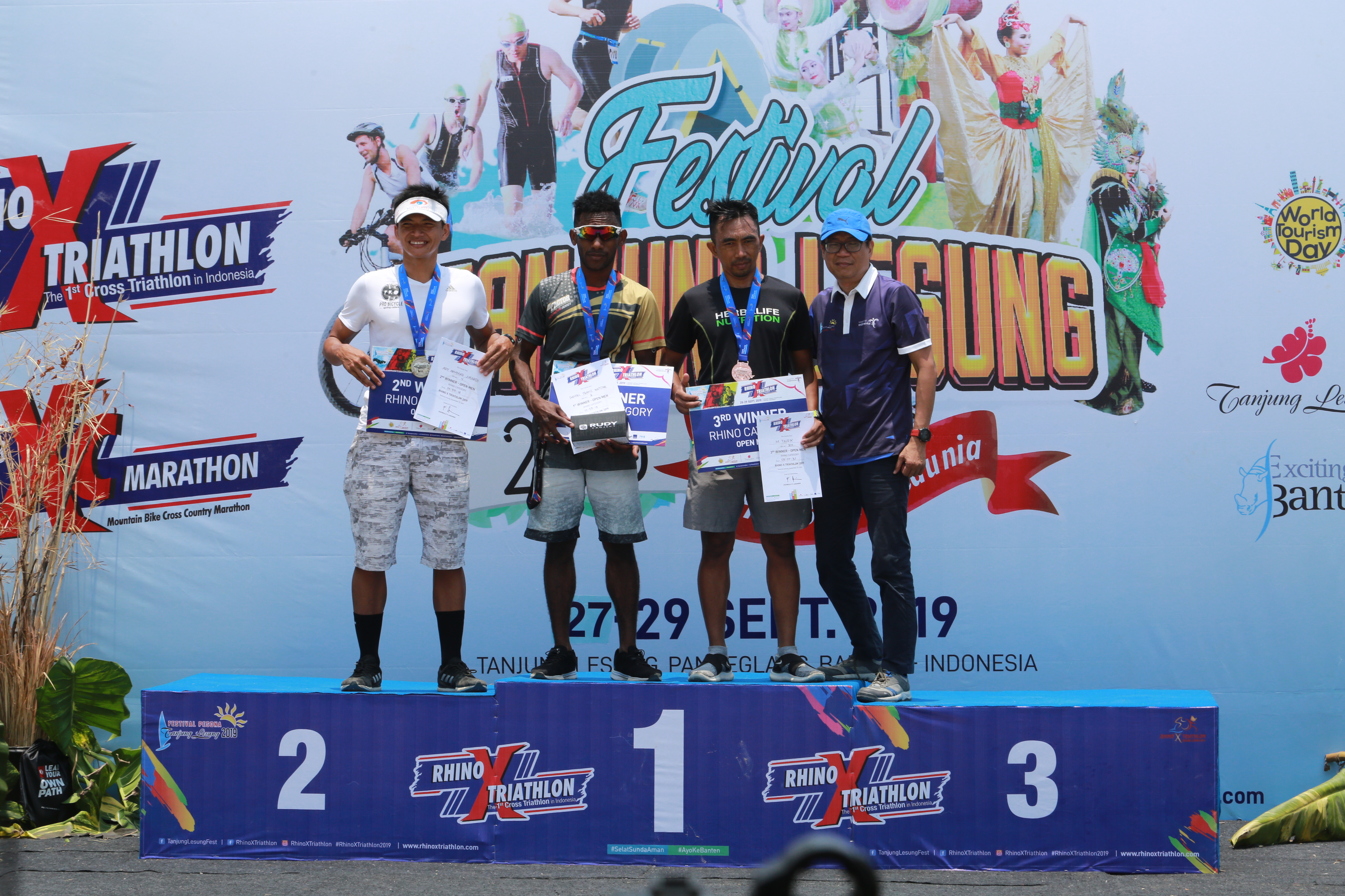 Juara 1, 2, dan 3 Rhino Cross Triathlon atau Rhino X-Tri 2019 untuk kategori Rhino.