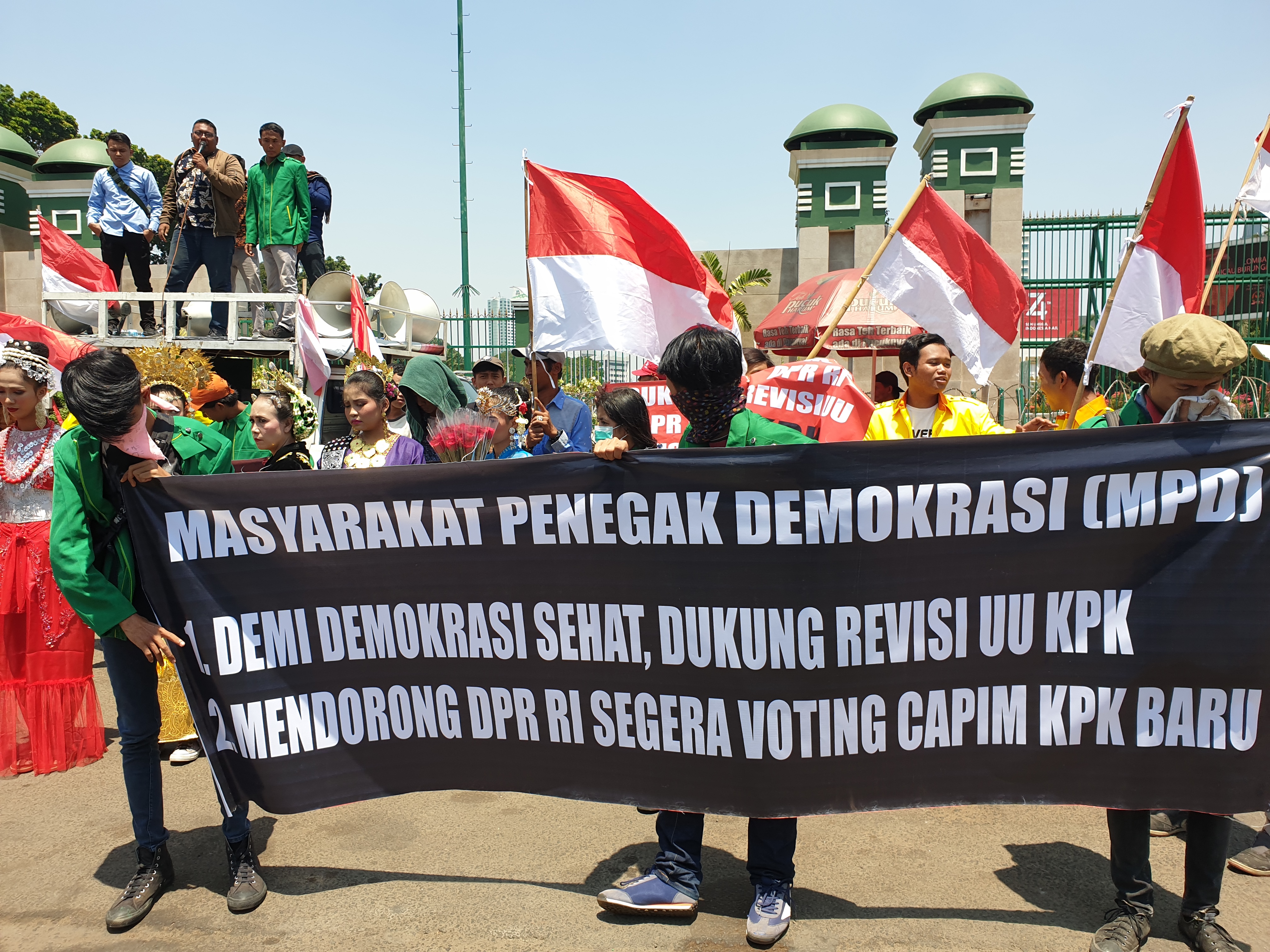 Aksi Demo Dukung Revisi UU KPK di DPR 
