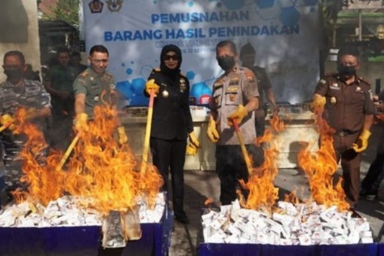 Bea Cukai Ternate Musnahkan Rokok dan Cairan Vape Ilegal