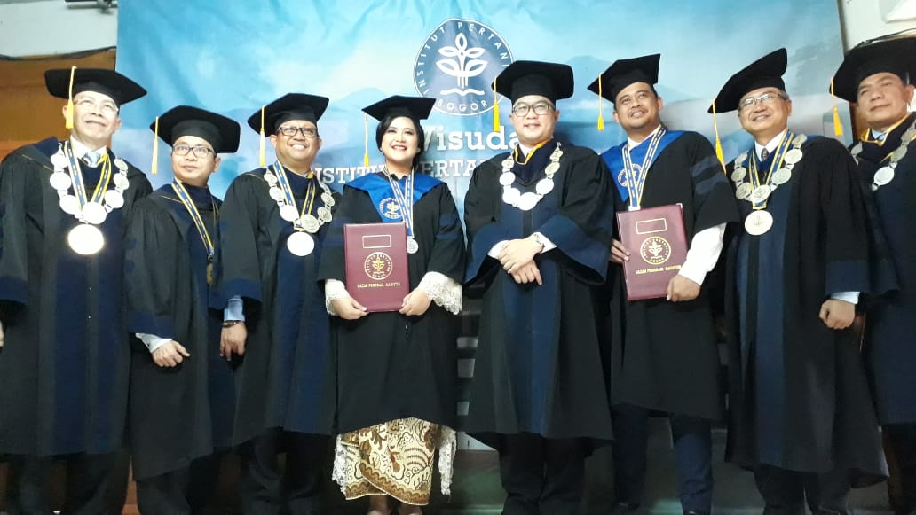 Civitas Akademika IPB University bersama putriPresiden Joko Widodo, Kahiyang Ayu usai wisuda tahap 1 tahun akademik 2019/2020