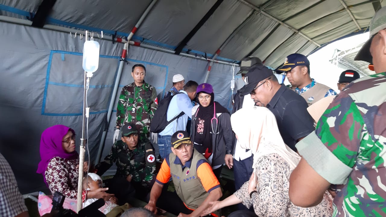 Kepala BNPB Doni Doni Monardo dan i Gubernur Maluku Murad Ismail meninjau korban gempa di rumah sakit lapangan milik TNI, Jumat (27/9).