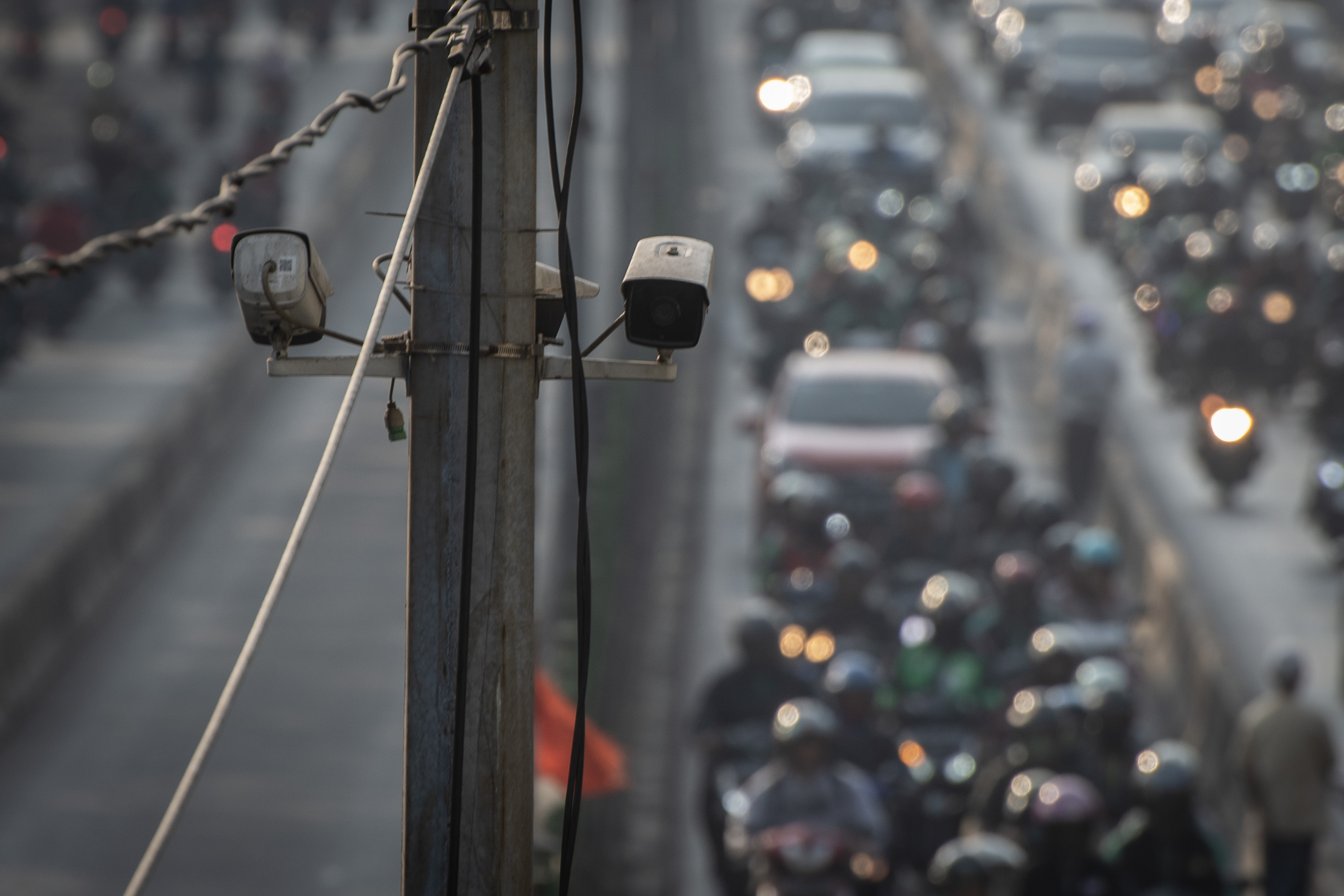  Kendaraan melintas di bawah kamera pengawas atau Closed Circuit Television (CCTV) yang terpasang di jalur bus transjakarta