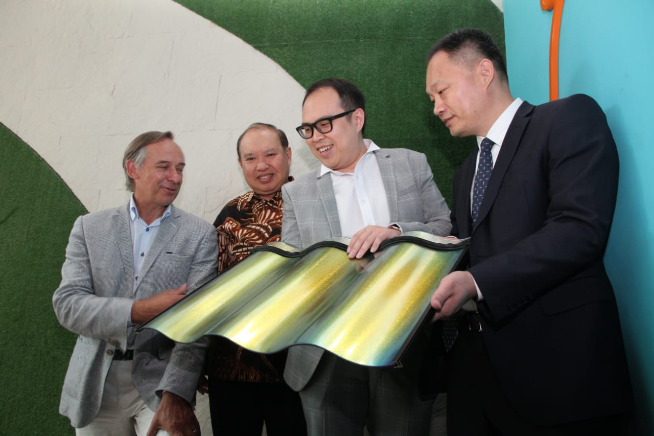 Saat peluncuran panel surya buatan Utomodeck di Jakarta, Selasa (3/9).