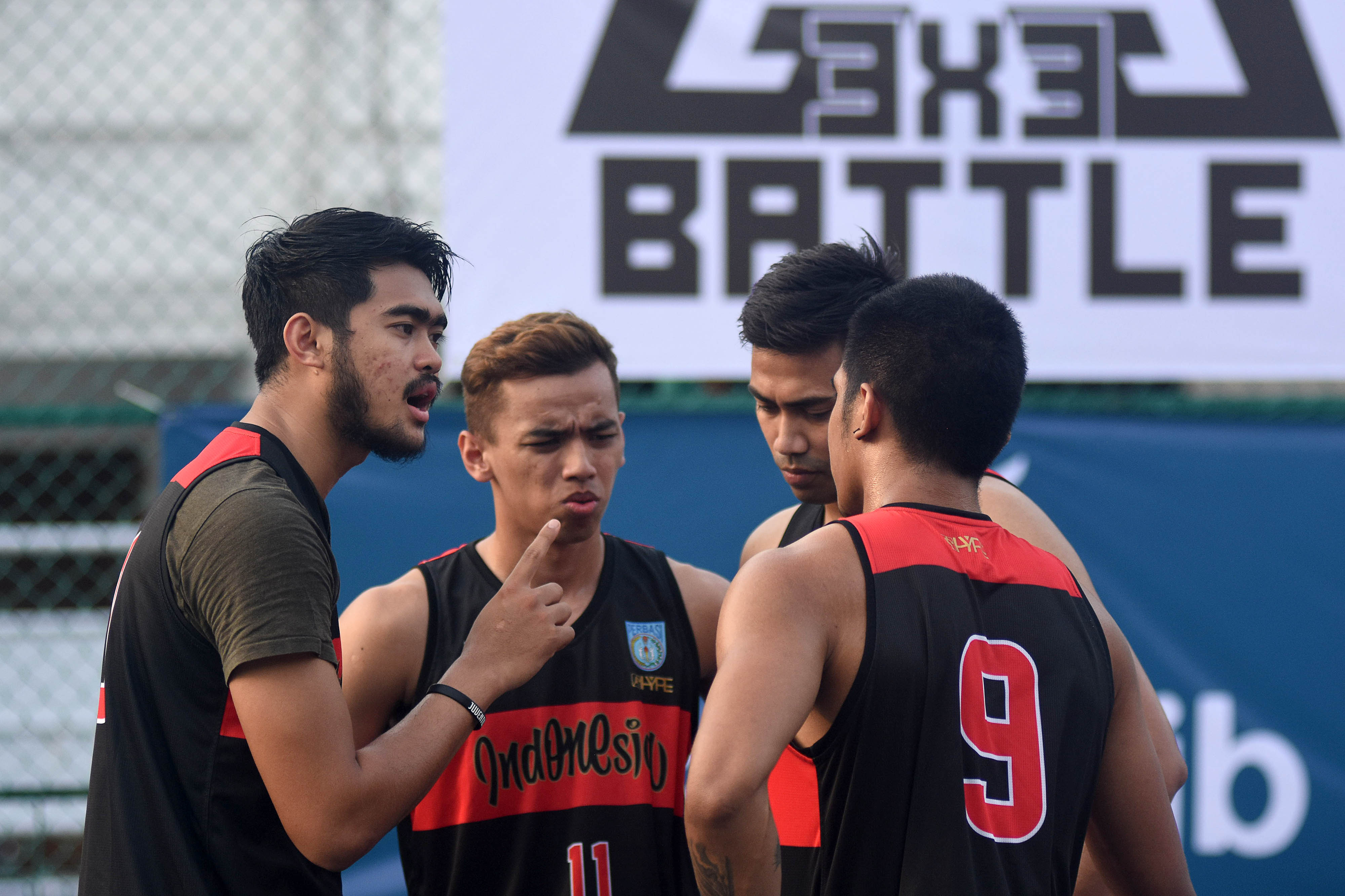 UJI COBA TIMNAS BASKET 3X3: Pemain tim nasional bola basket 3x3, Reza Guntara (kiri), Danny Ray (kedua kiri), Yerikho Chritphor Tuasela 