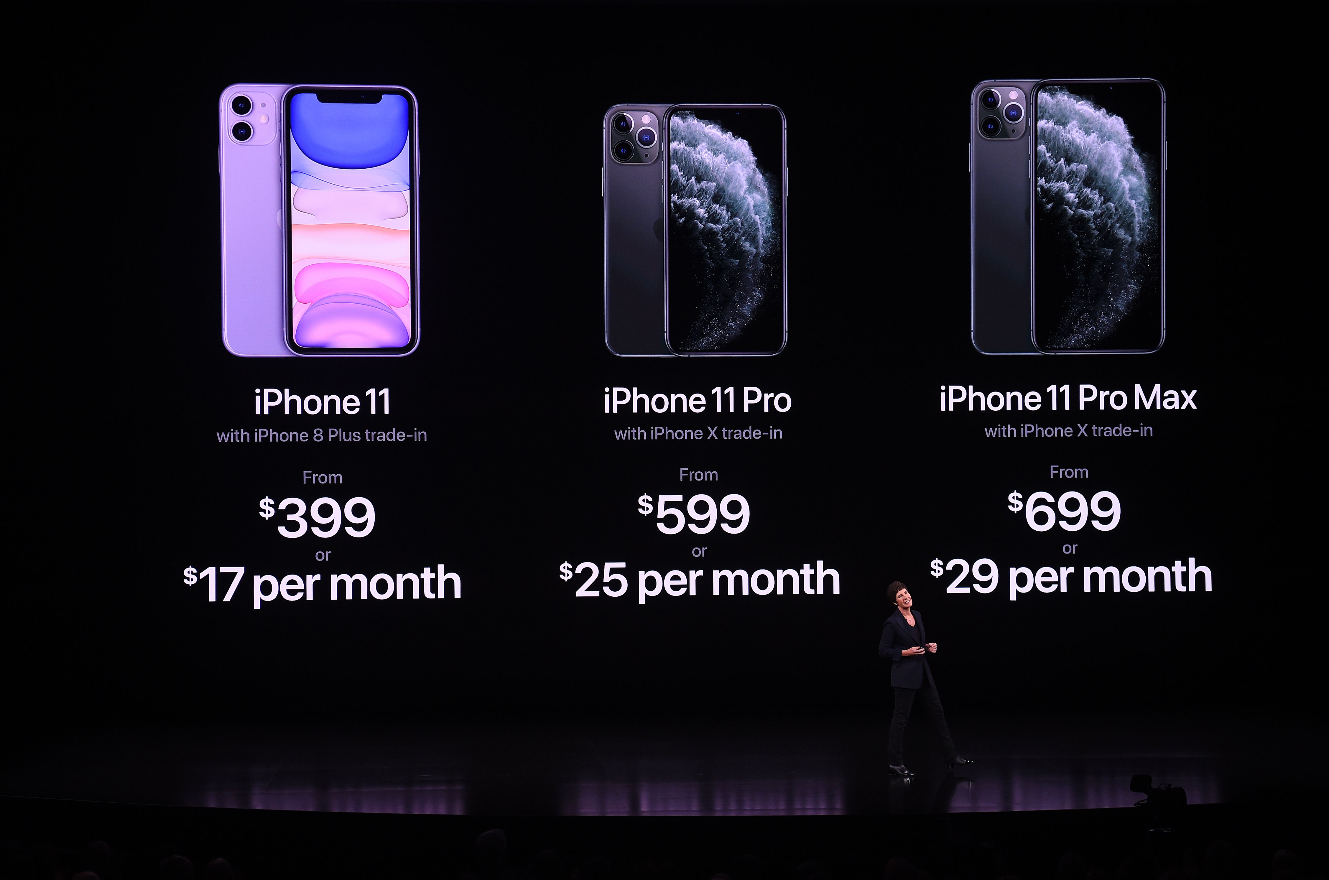 Apple Senior Vice President of Retail and People Deirdre O'Brien memperkenalkan tiga produk Iphone terbaru.