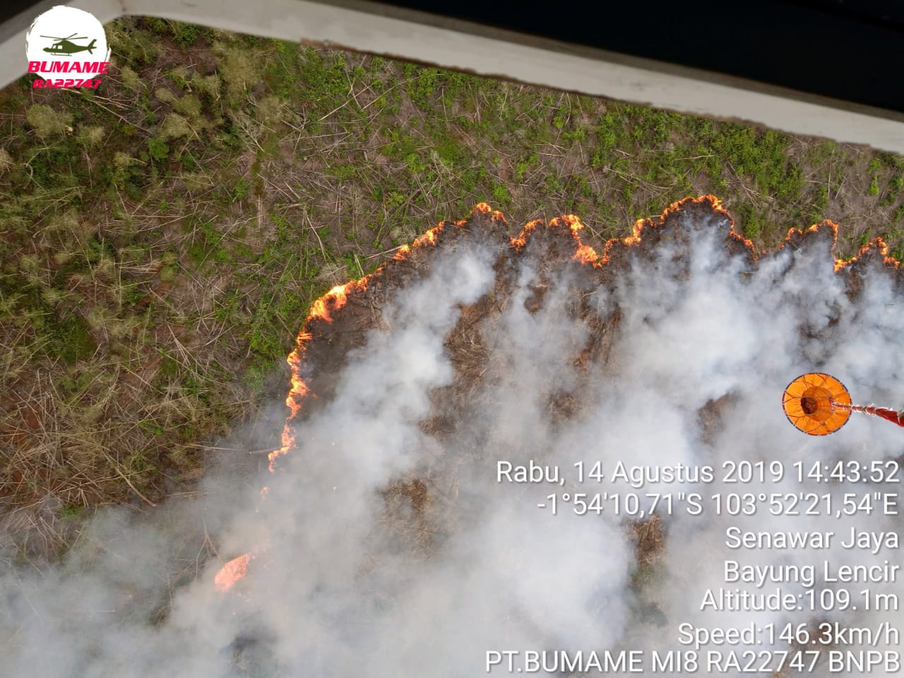 Ilustrasi Upaya pemadaman tim satgas darat dan satgas udara di Desa Muara Medak, Bayung Lencir, Musi Banyuasin, Rabu (14/8).