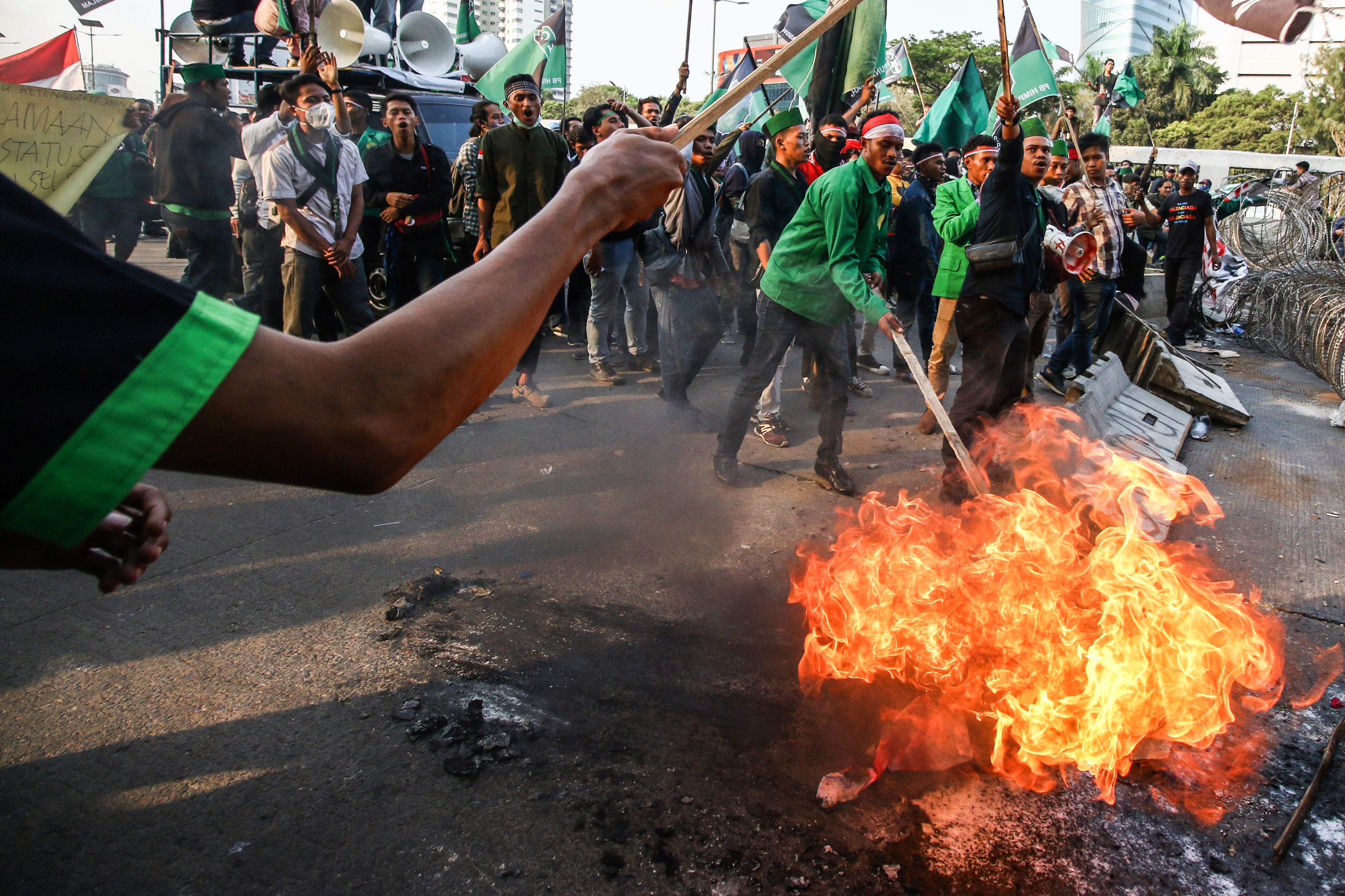 Mahasiswa yang tergabung dalam Himpunan Mahasiswa Islam (HMI) menggelar aksi di Jalan Gatot Subroto, Jakarta, Jumat (27/9/2019).