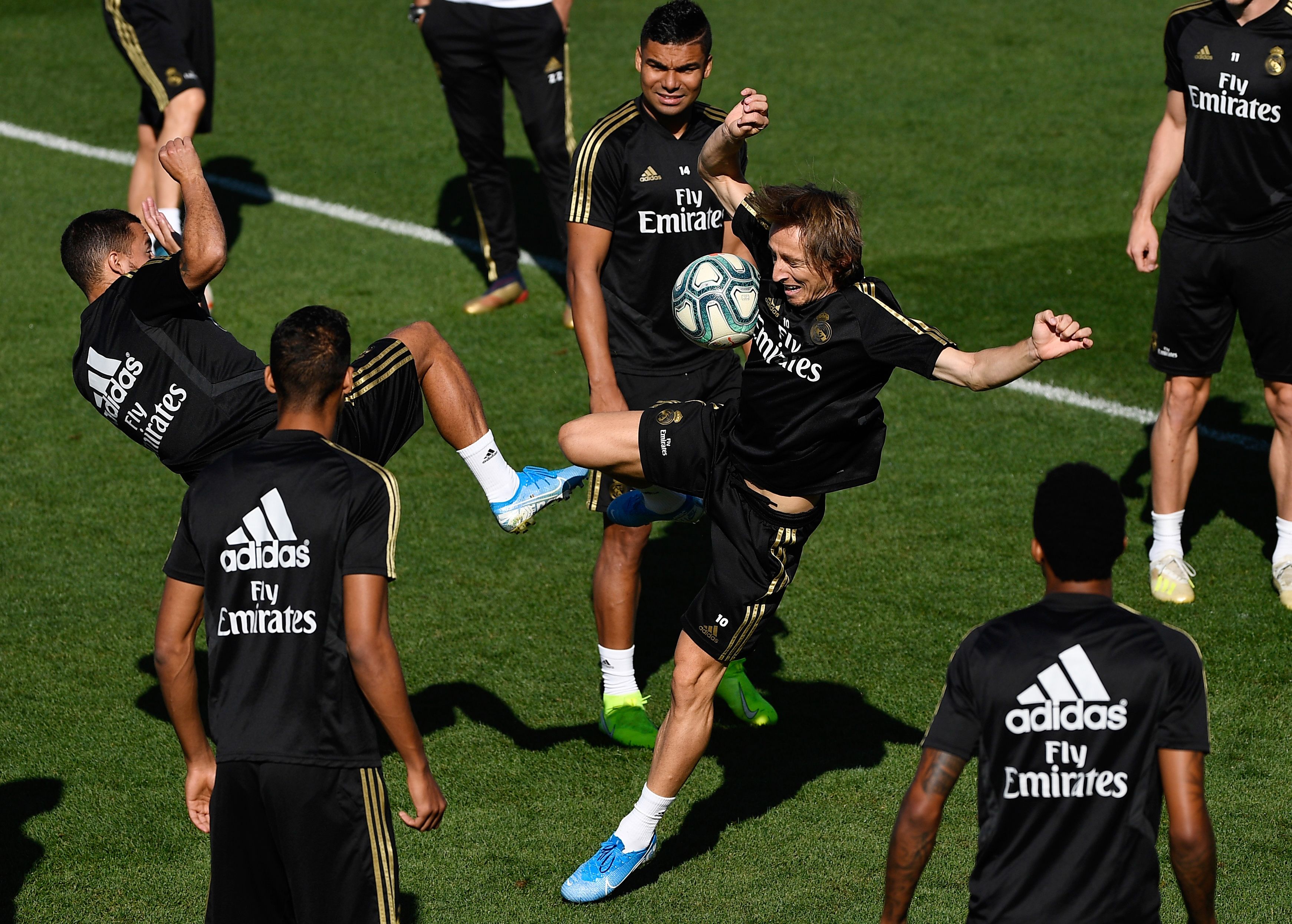 Gelandang Real Madrid asal Kroasia Luka Modric (tengah) berusaha menguasai bola saat latihan jelang derbi La Liga.
