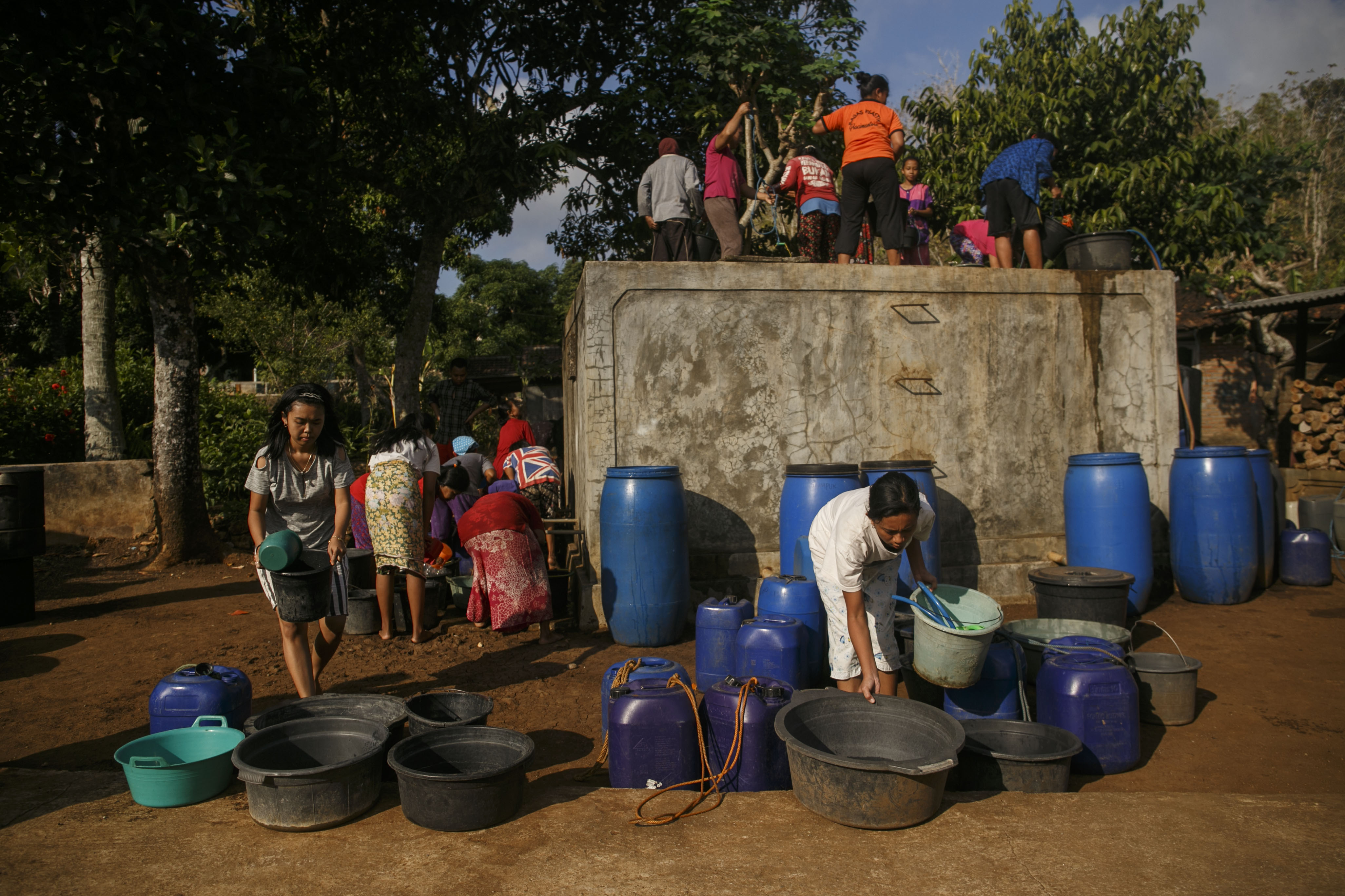 Warga mengambil air bantuan di Dusun Papringan, Desa Tileng, Girisubo, Gunungkidul, DI Yogyakarta, Selasa (25/6/2019)