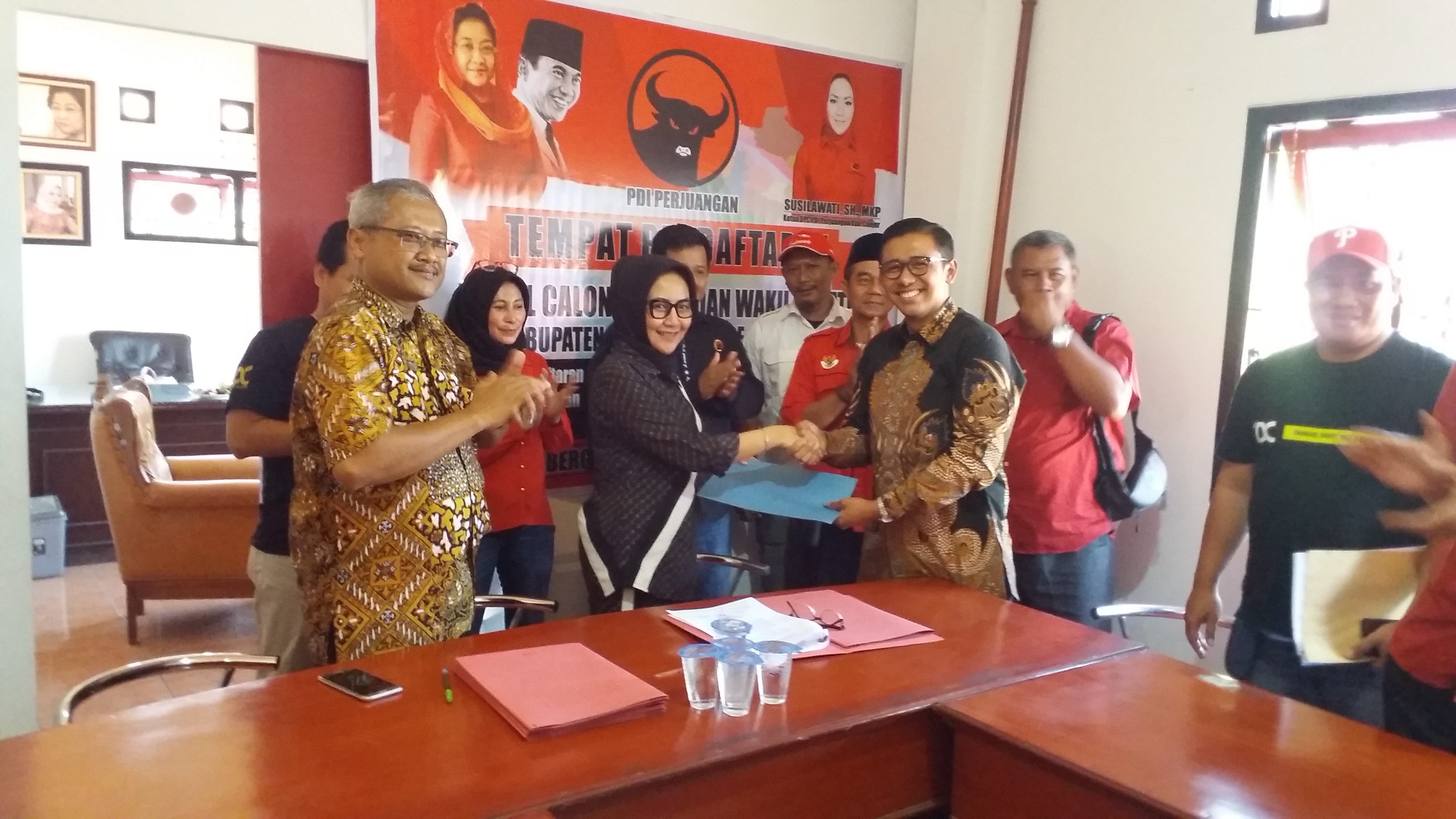  Bakal calon Bupati Cianjur, Jawa Barat, Cecep Muhammad Wahyudin (kanan), menyerahkan berkas formulir pendaftaran ke PDIP. 