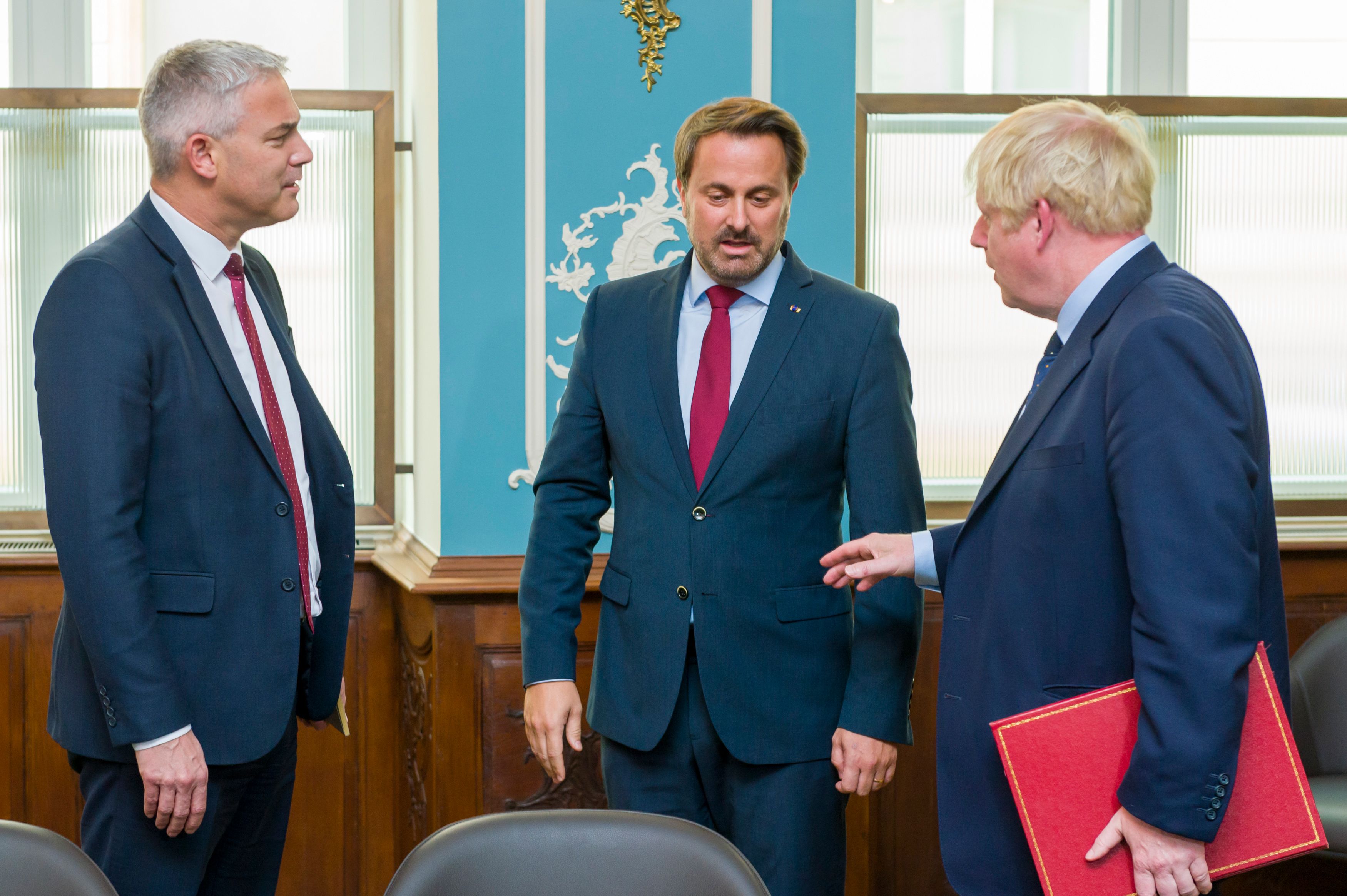 PM Inggris Boris Johnson dan PM Luxemburg Xavier Bettel berbicara usai pertemuan dengan Pemimpin Uni Eropa