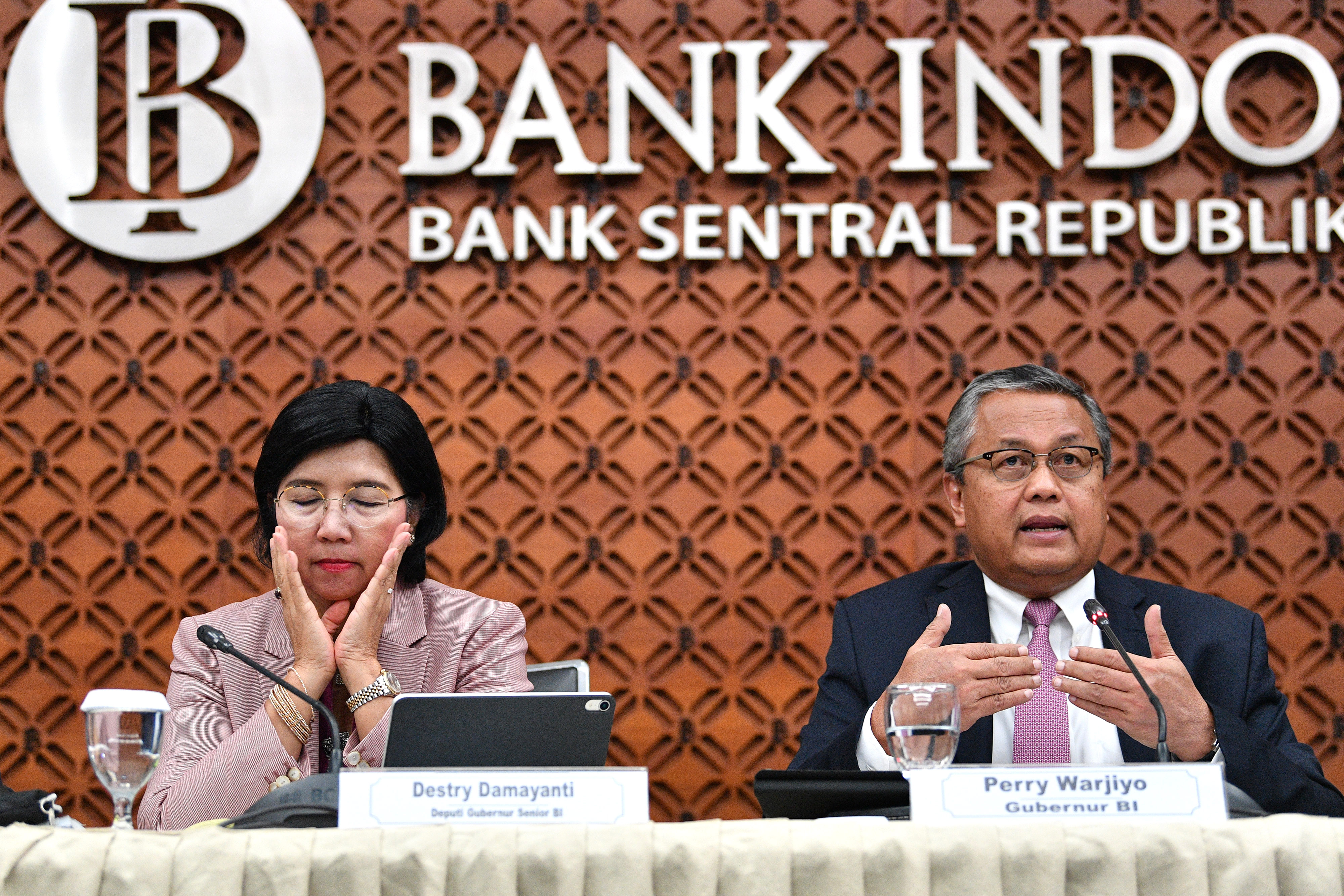 BANK INDONESIA TURUNKAN SUKU BUNGA ACUAN: Gubernur Bank Indonesia (BI) Perry Warjiyo (kanan) 