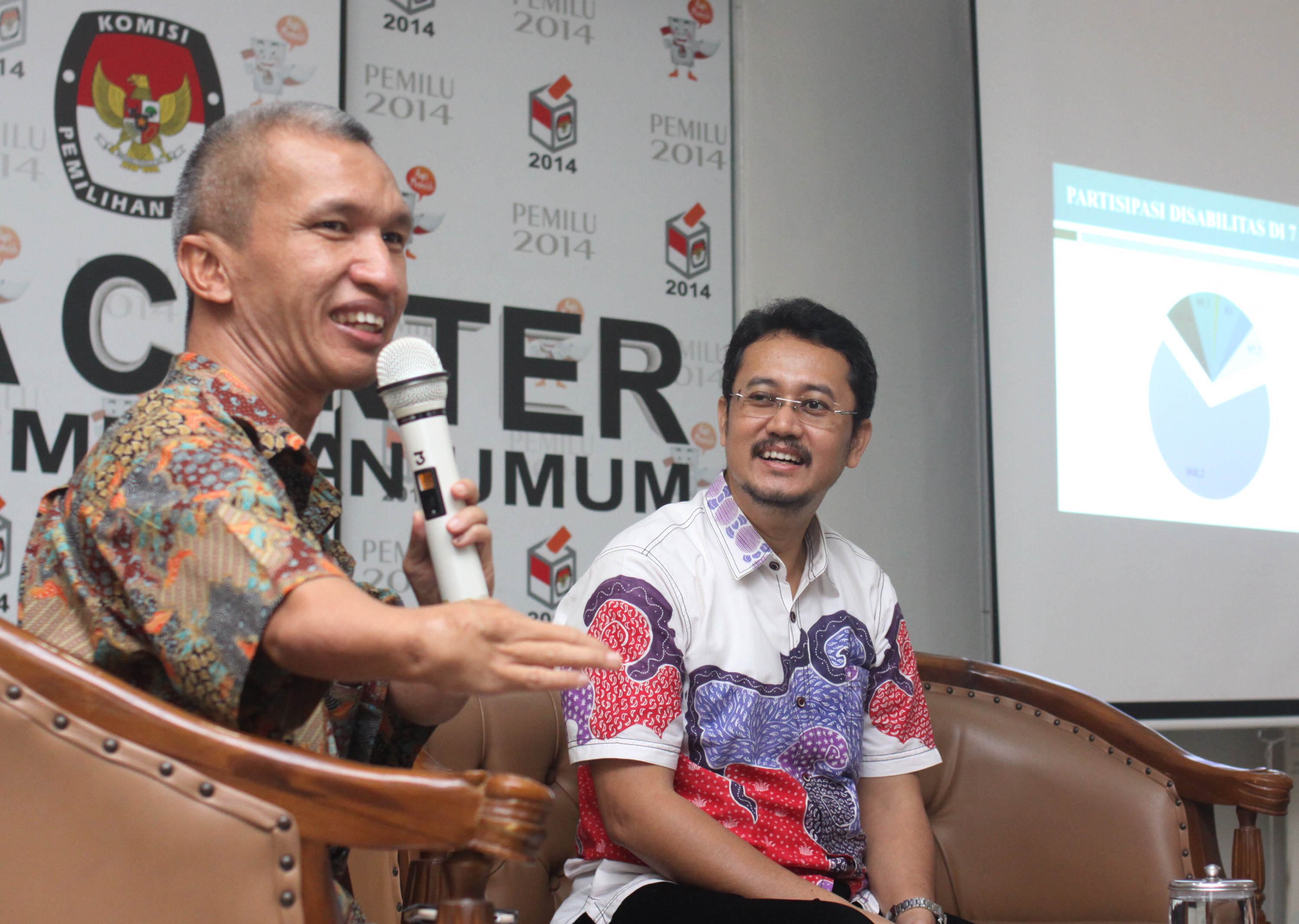 Ketua Persatuan Penyandang Disabilitas Indonesia (PPDI) Gufroni Sakaril (kiri)