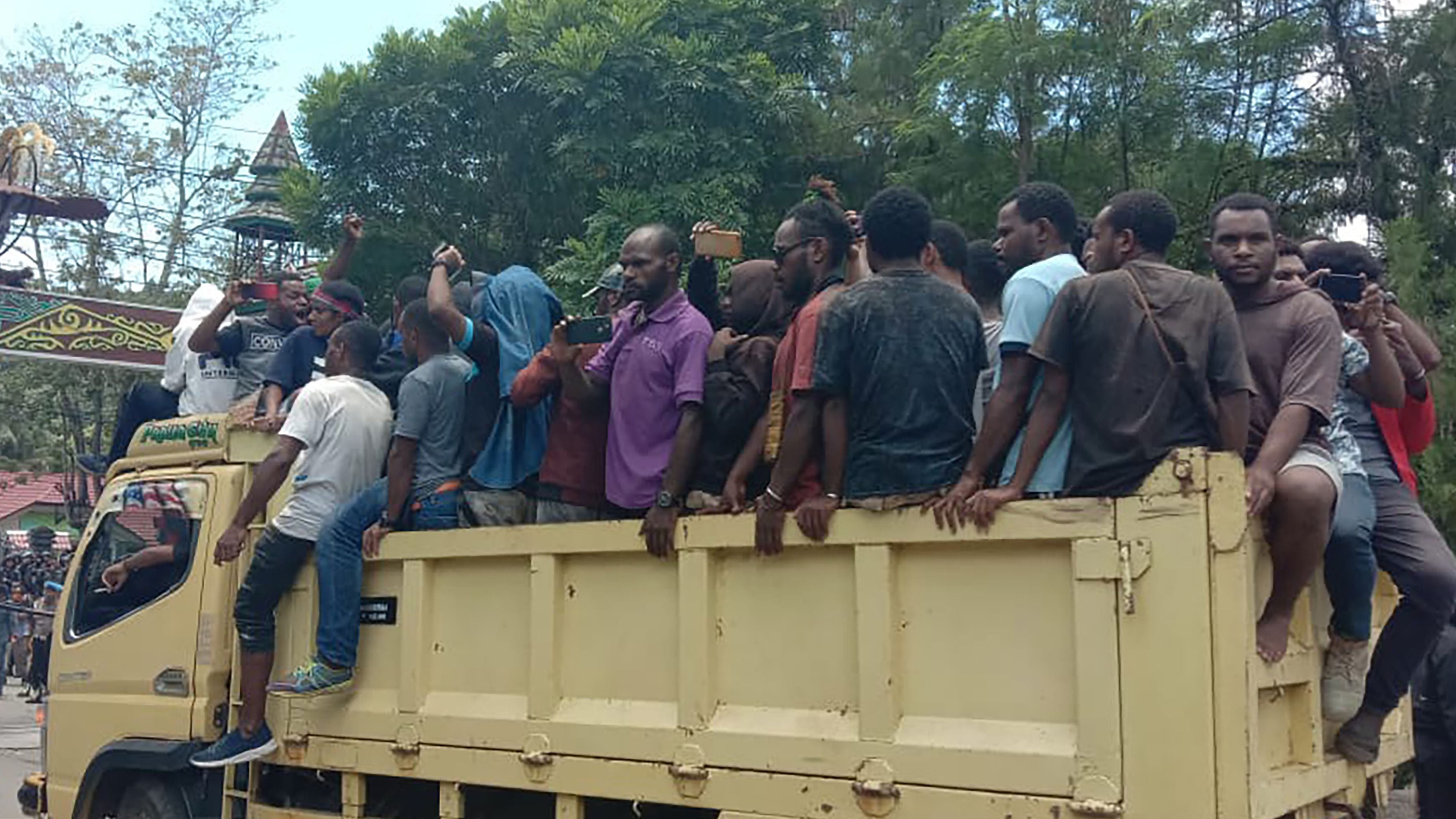 Pendemo di Papua menaiki truk menuju lokasi demonstrasi