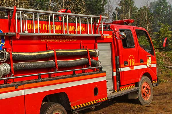 Mobil damkar terjun ke jurang.