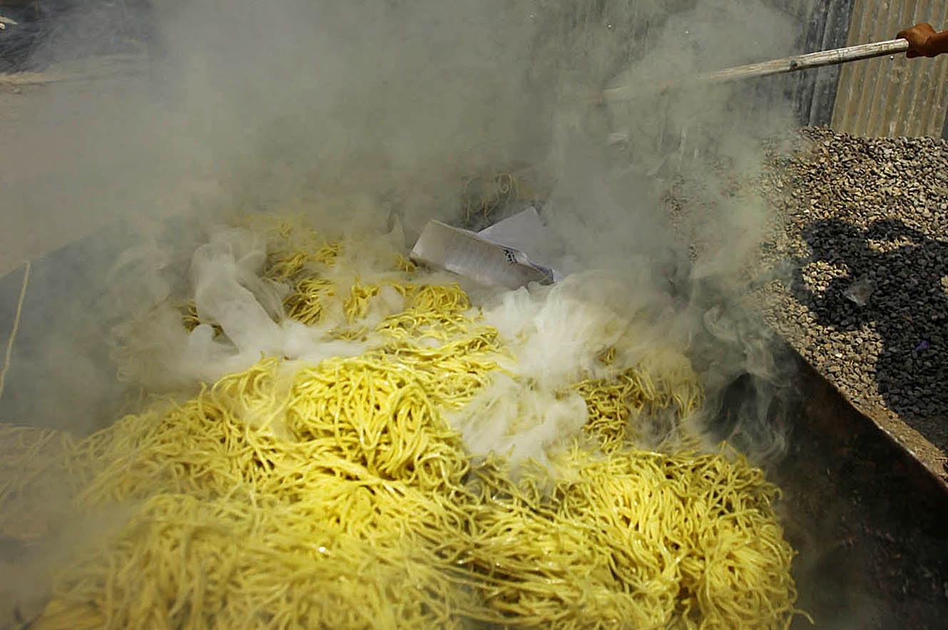 ilustrasi -- pemusnahan mie berformalin