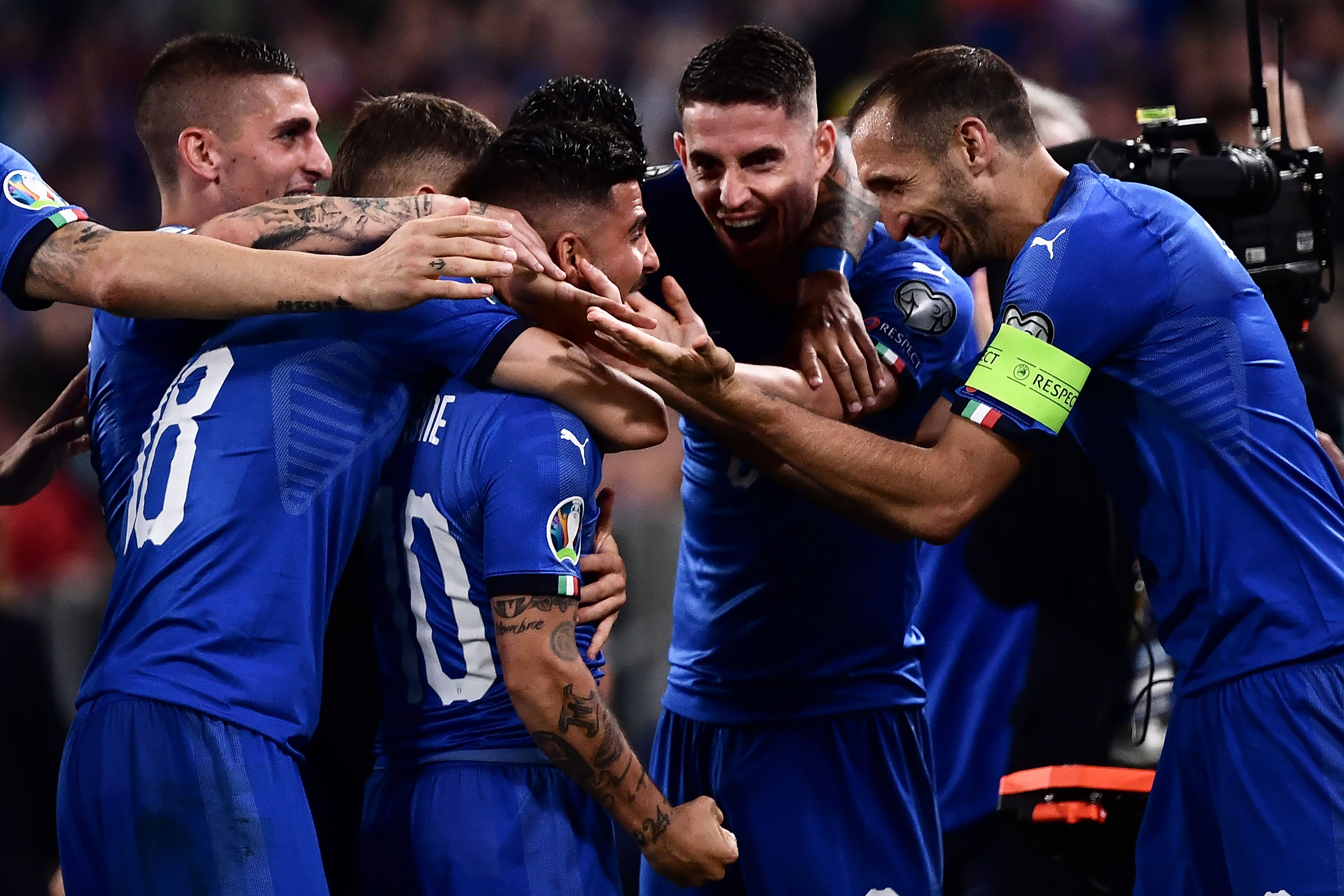 Para pemain timnas Italia melakukan selebrasi usai mencetak gol ke gawang Bosnia Herzegovina