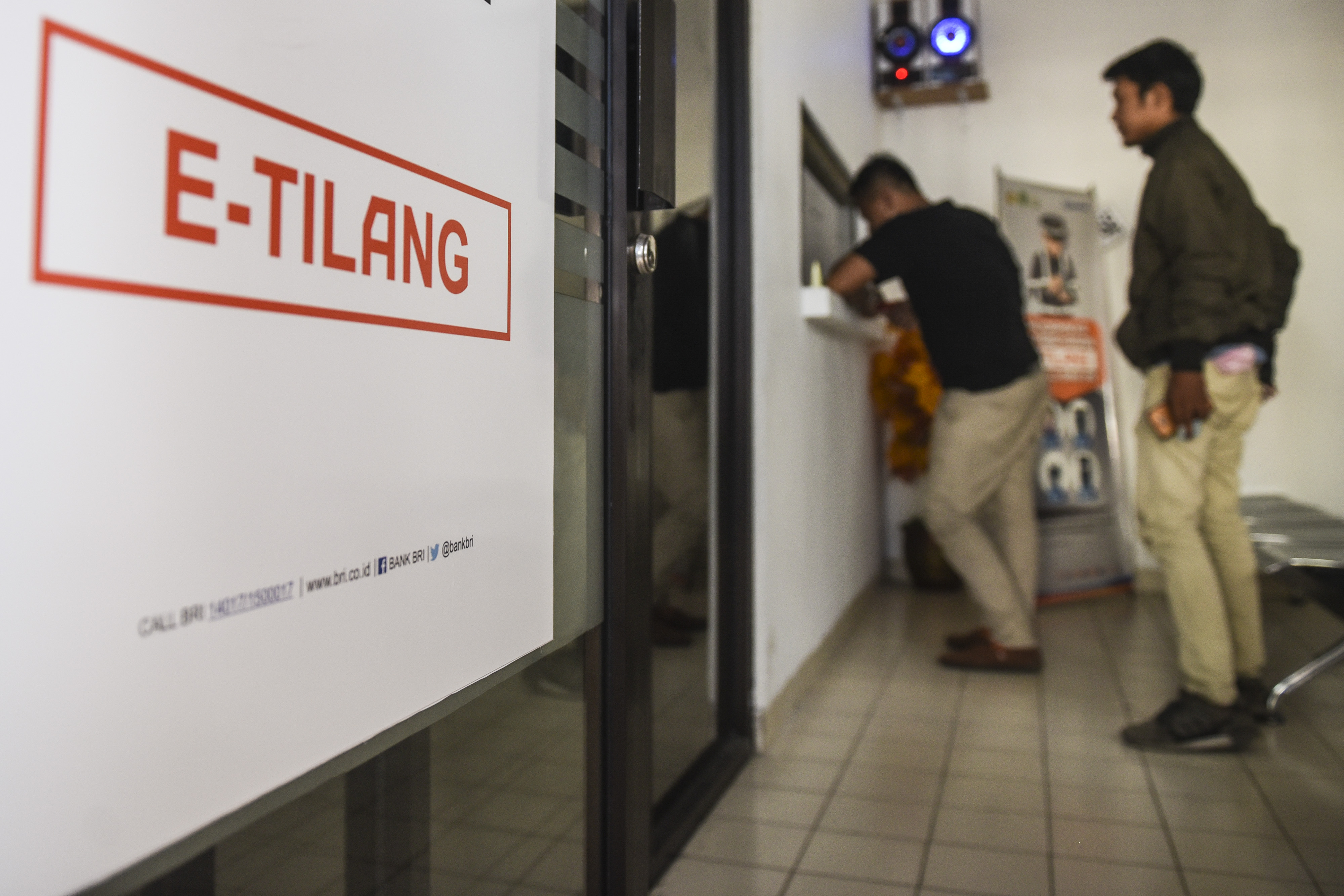 Pelanggar lalu-lintas membayar denda tilang elektronik (electronic-traffic law enforcement atau E-TLE) di Kejaksaan Tinggi Jakarta Barat