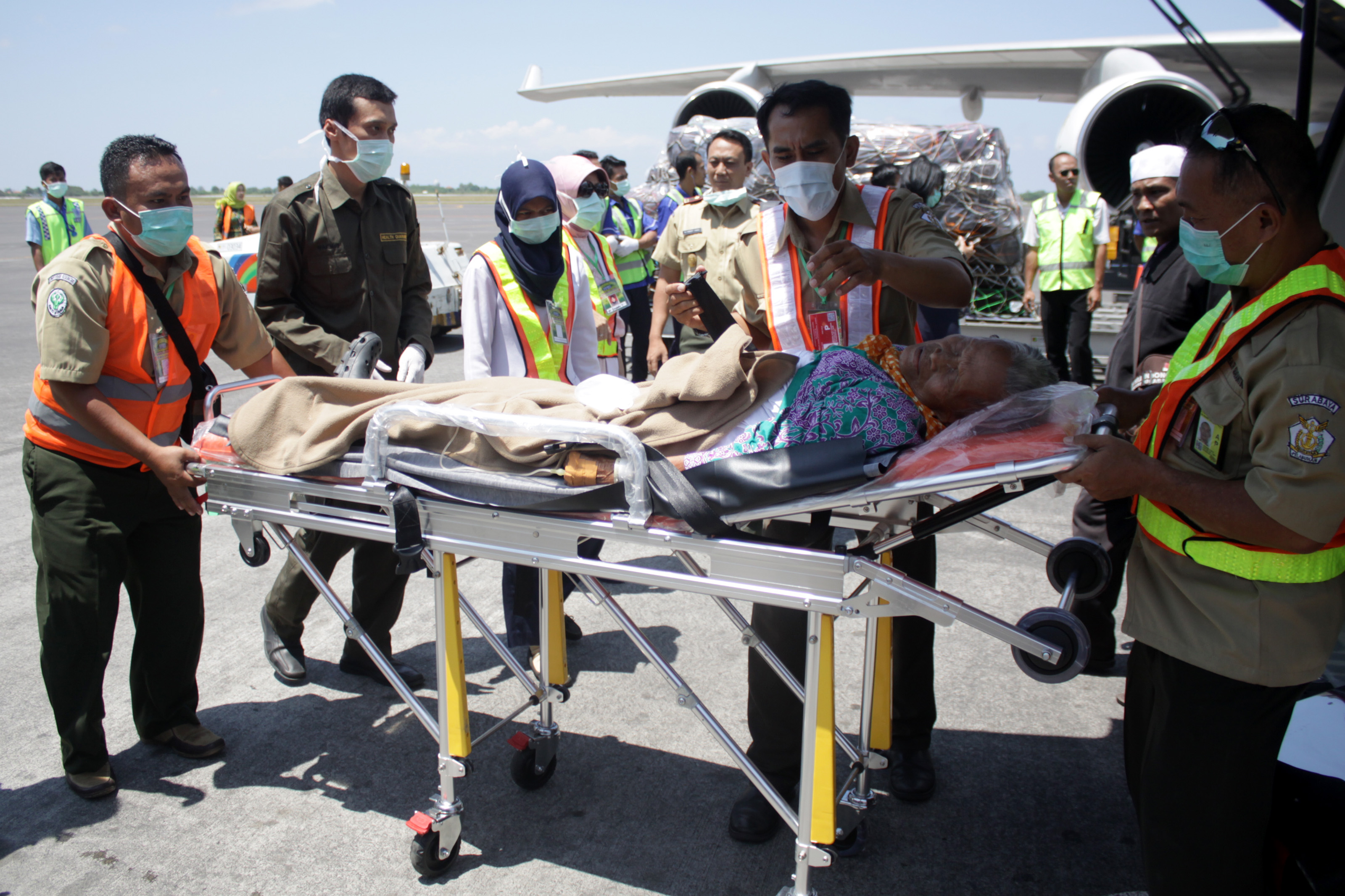 Sejumlah petugas medis membawa seorang jemaah haji sakit saat tiba di di Bandara Internasional Juanda di Sidoarjo, Jawa Timur. 