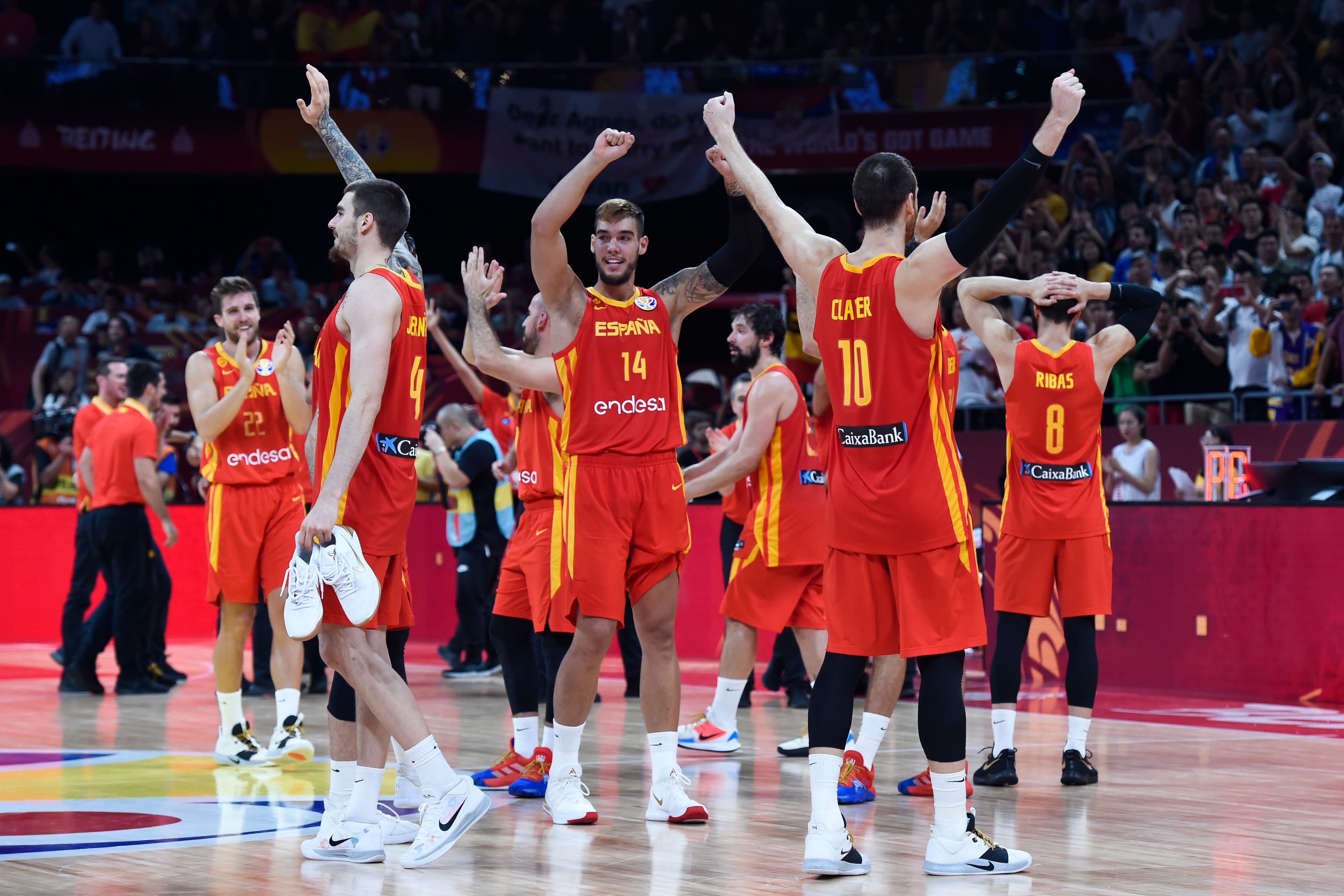Tim basket Spanyol merayakan kemenangan di Piala Dunia Basket