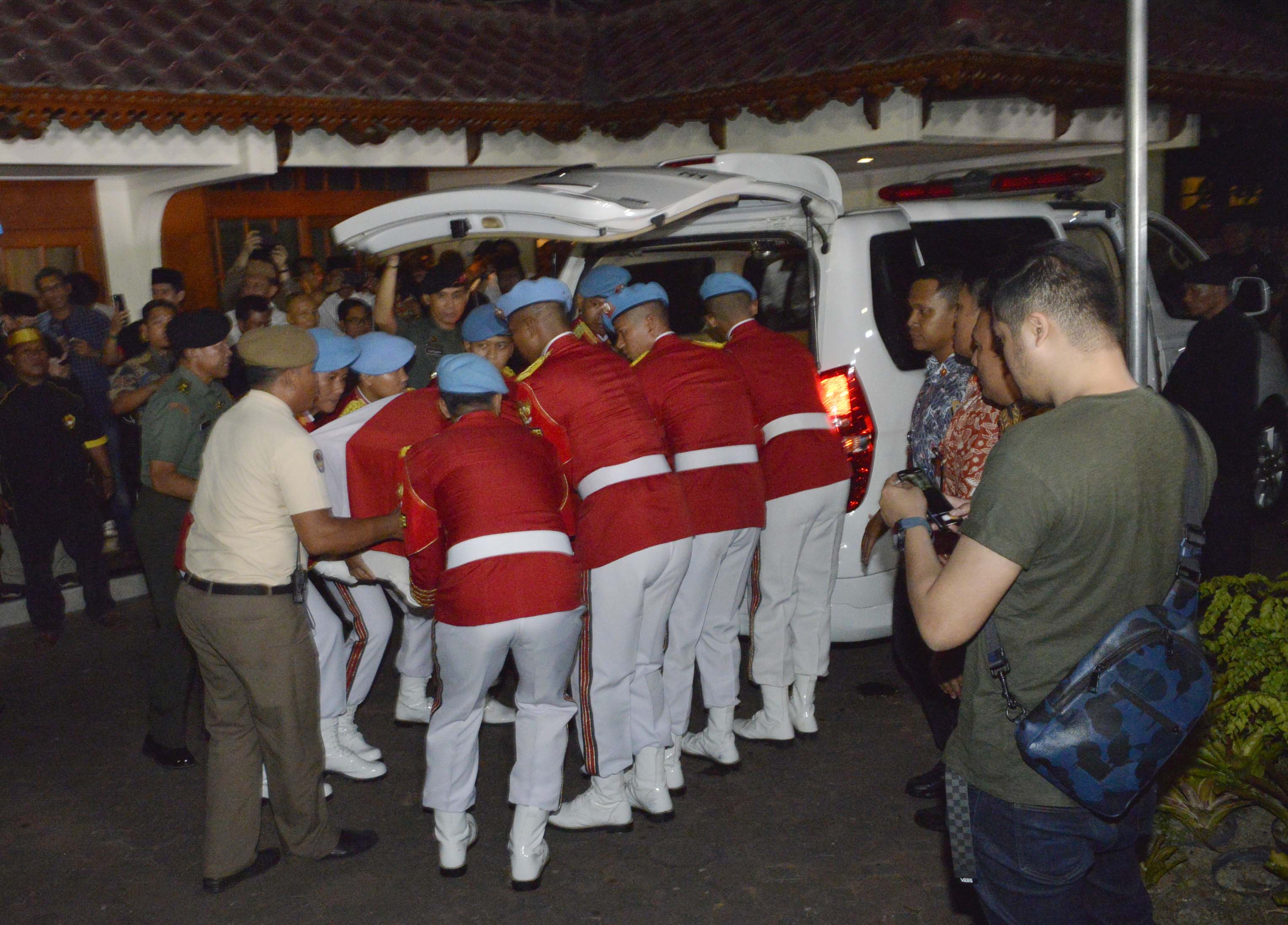 Jenazah Presiden ke-3 RI Baharuddin Jusuf Habibie tiba di rumah duka di Patra Kuningan, Jakarta Selatan
