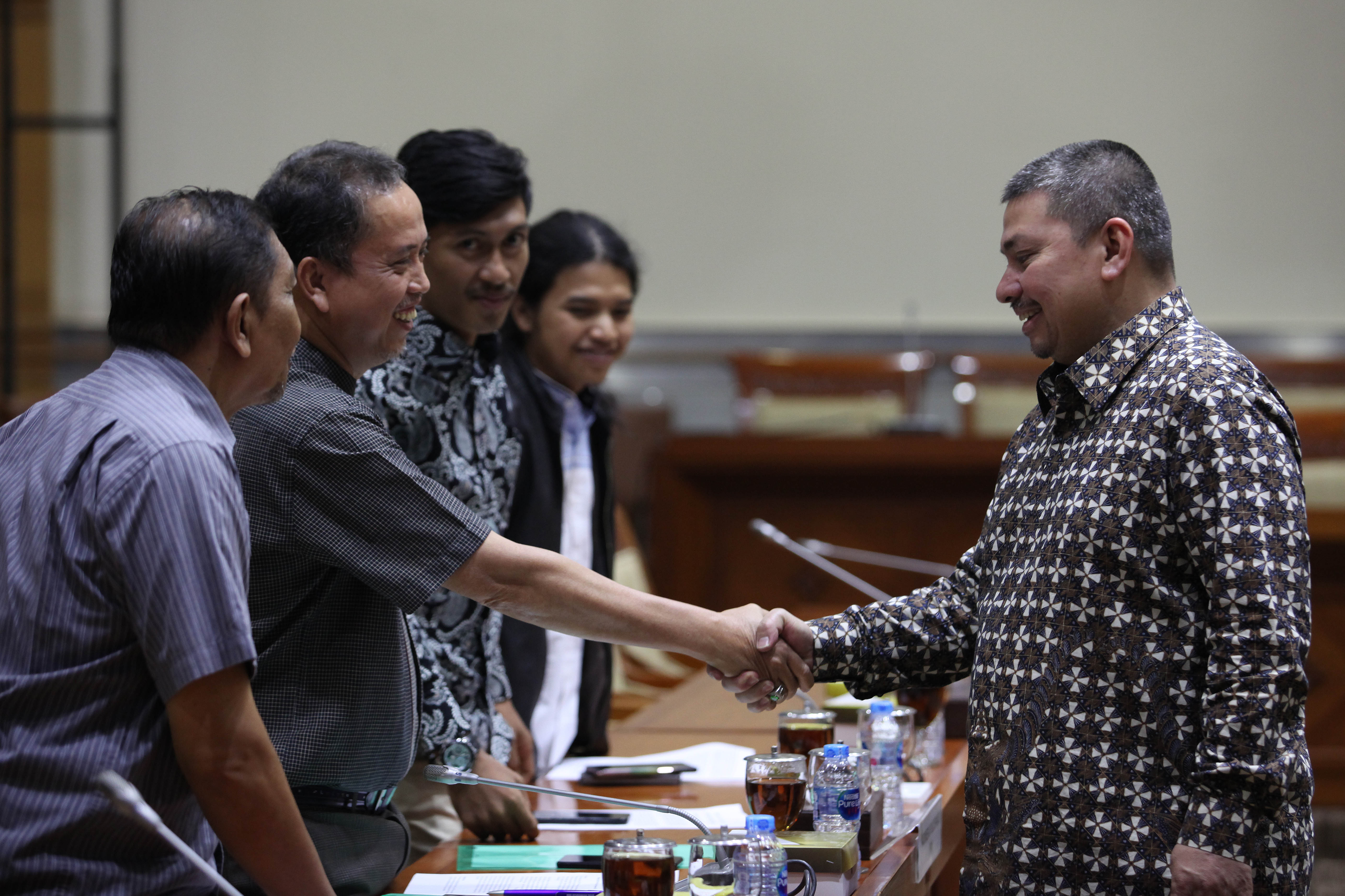 Ketua Presidium IPW Neta S. Pane (kedua kiri) bersama aliansi masyarakat menyampaikan masukan terkait proses seleksi Capim KPK