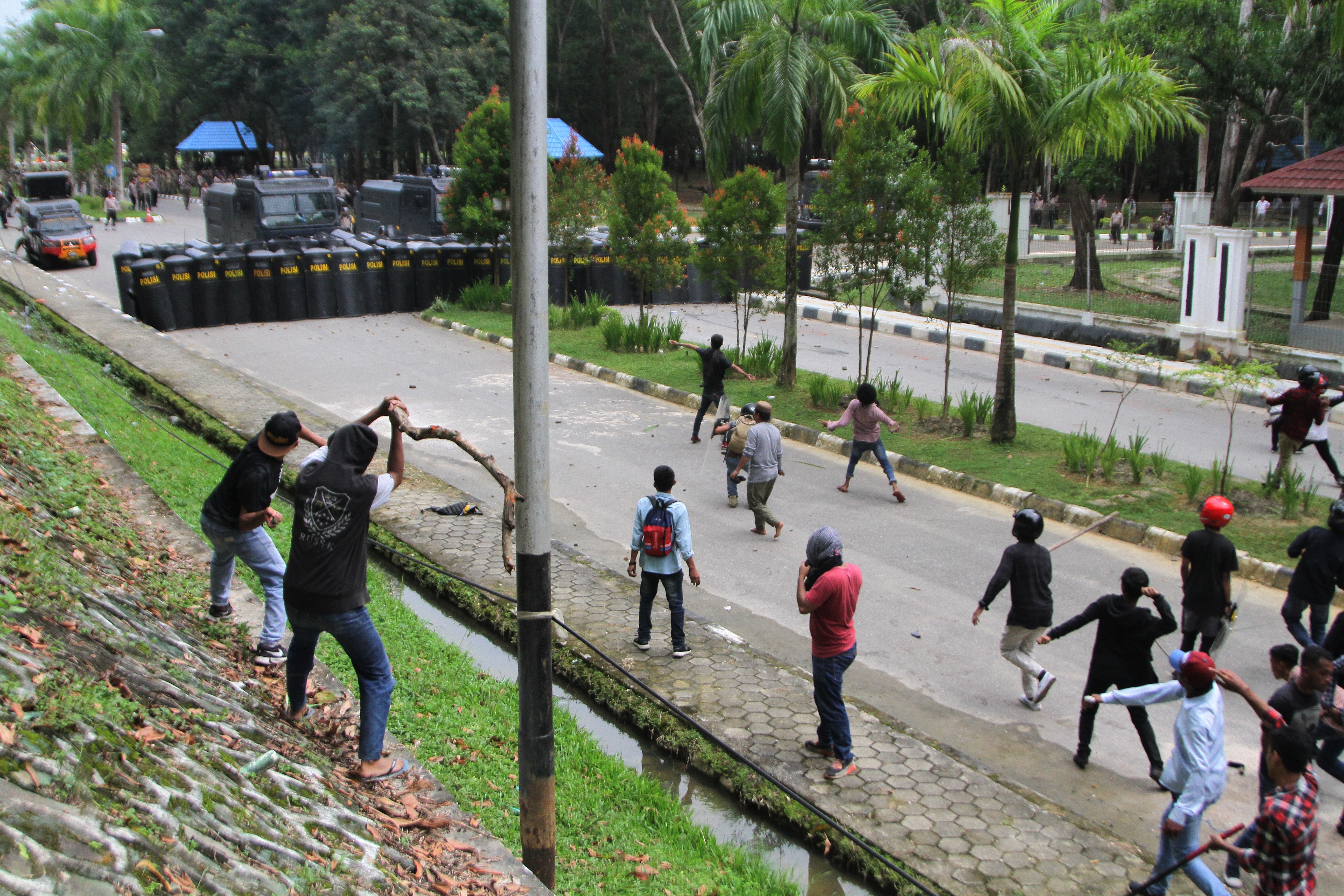 Suasana kerusuhan demonstrasi mahasiswa di Kendari, Sultra yang menimbulkan 2 korban jiwa, Kamis (26/9)