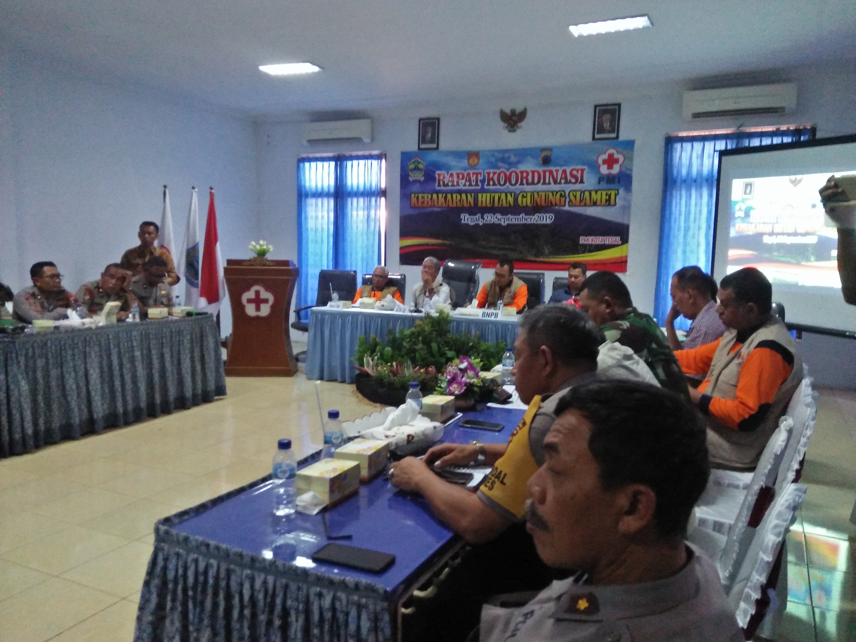 Rakor penanggulangan kebakaran Gunung Slamet di Kota Tegal, Jawa Tengah, Minggu (23/9). 