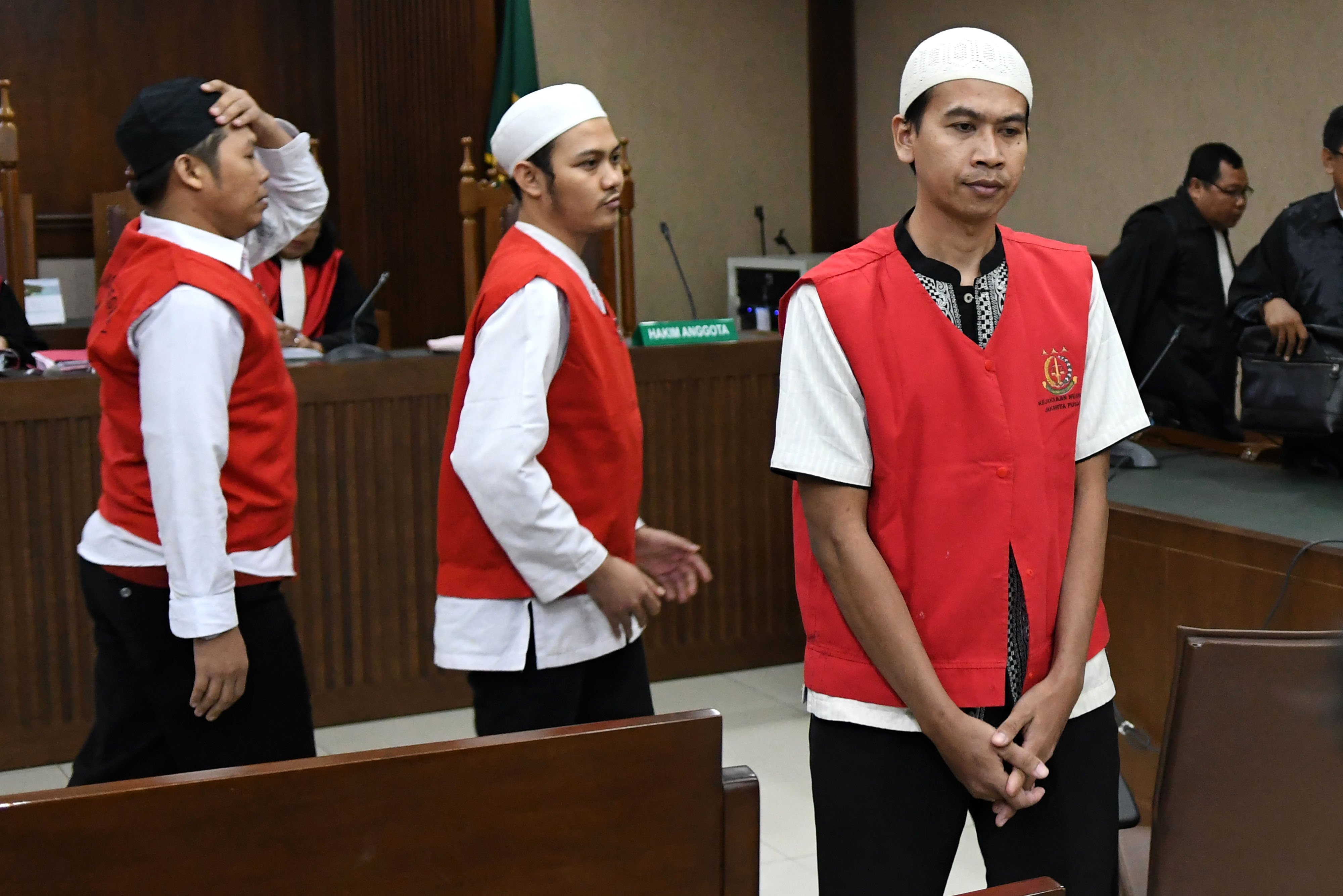 Tiga terdakwa kasus kerusuhan 21-22 Mei 2019, Nasrudin (kanan), Muhammad Yasir (tengah) dan Fedrik Mardiansyah (kiri)  