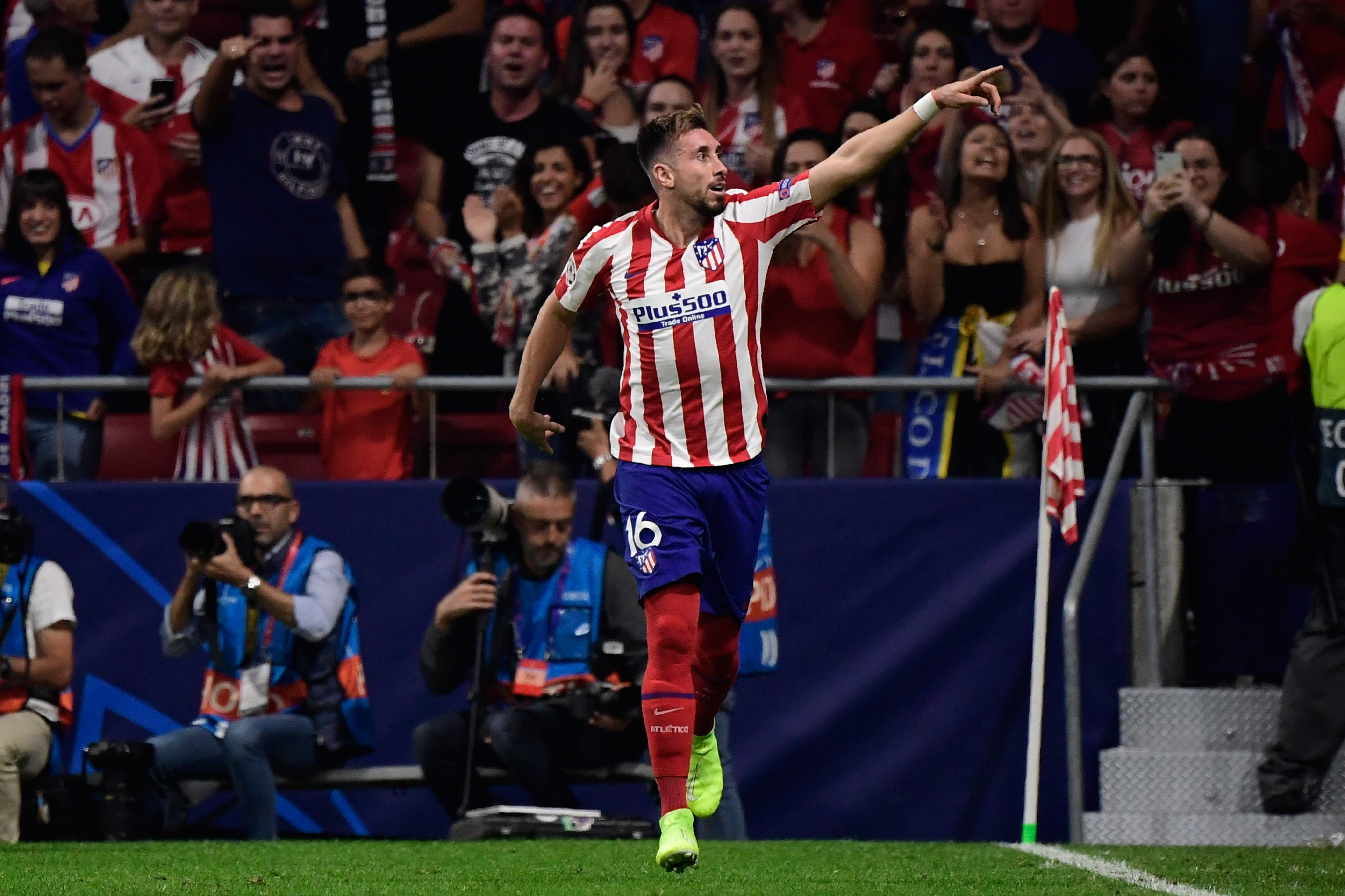 Hector Herrera melakukan selebrasi usai mencetak gol ke gawang Juventus