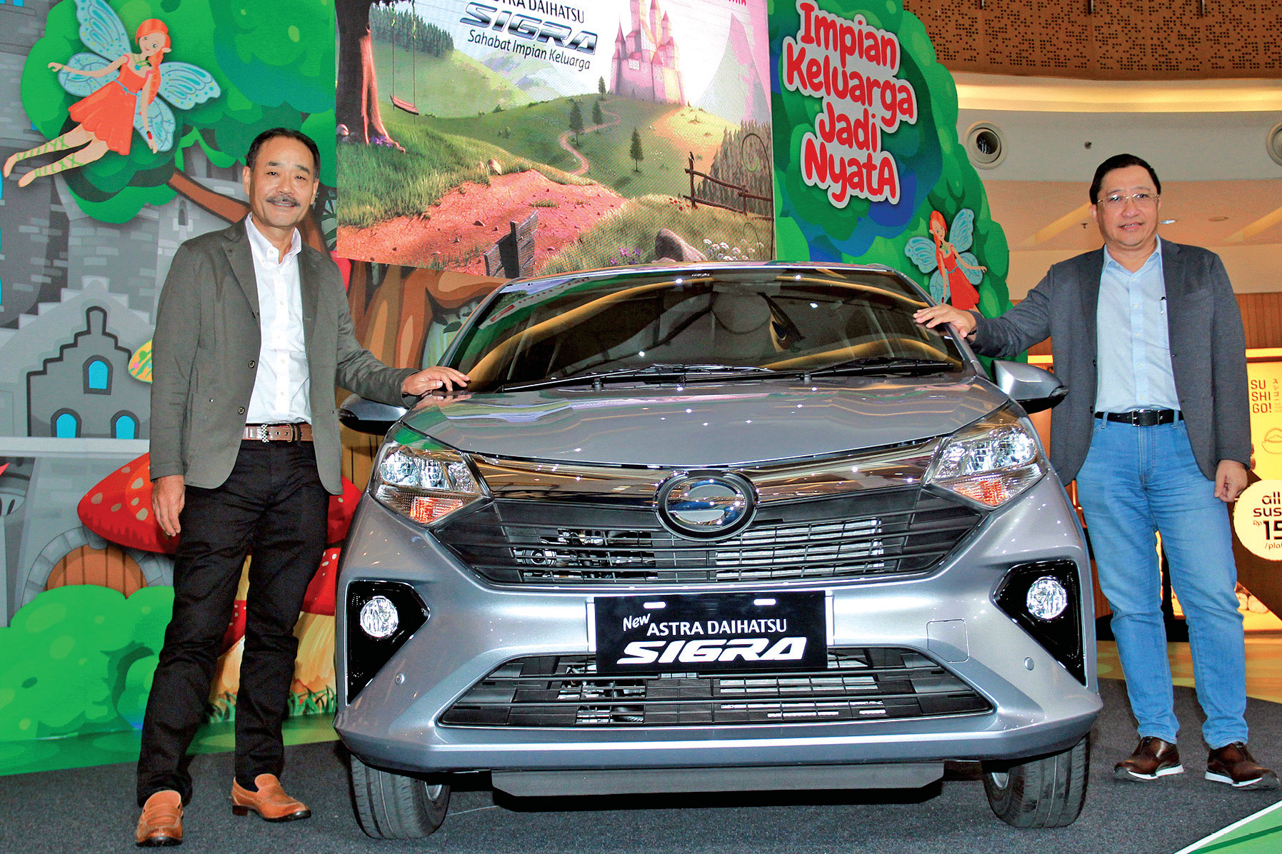 PELUNCURAN NEW DAIHATSU SIGRA:PELUNCURAN NEW DAIHATSU SIGRA: Presiden Direktur PT Astra Daihatsu Motor Tetsuo Miura (kiri)  