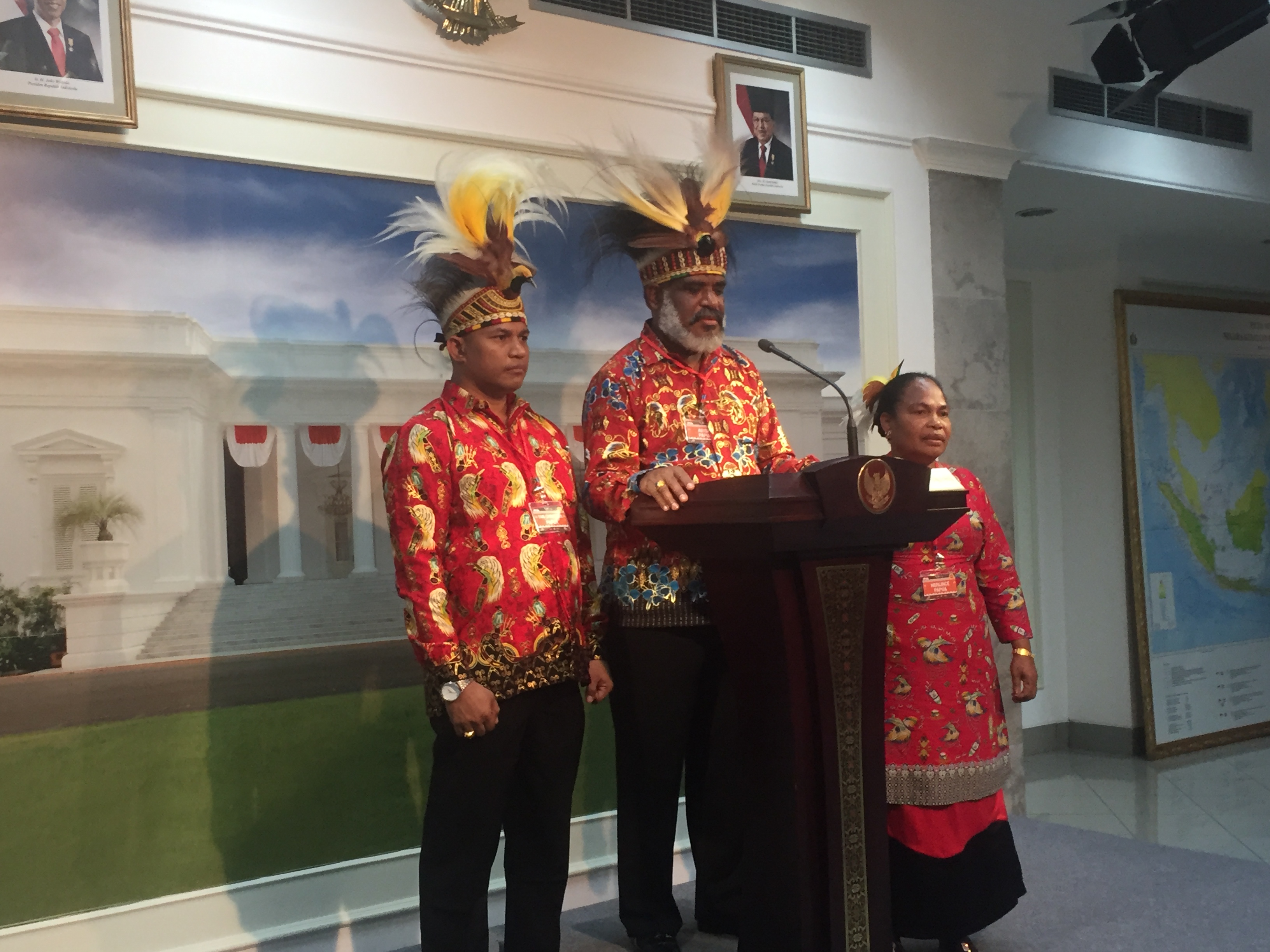 Perwakilan tokoh Papua dan Papua Barat usai bertemu Presiden Joko Widodo di Istana Negara, Jakarta, Selasa (10/9).