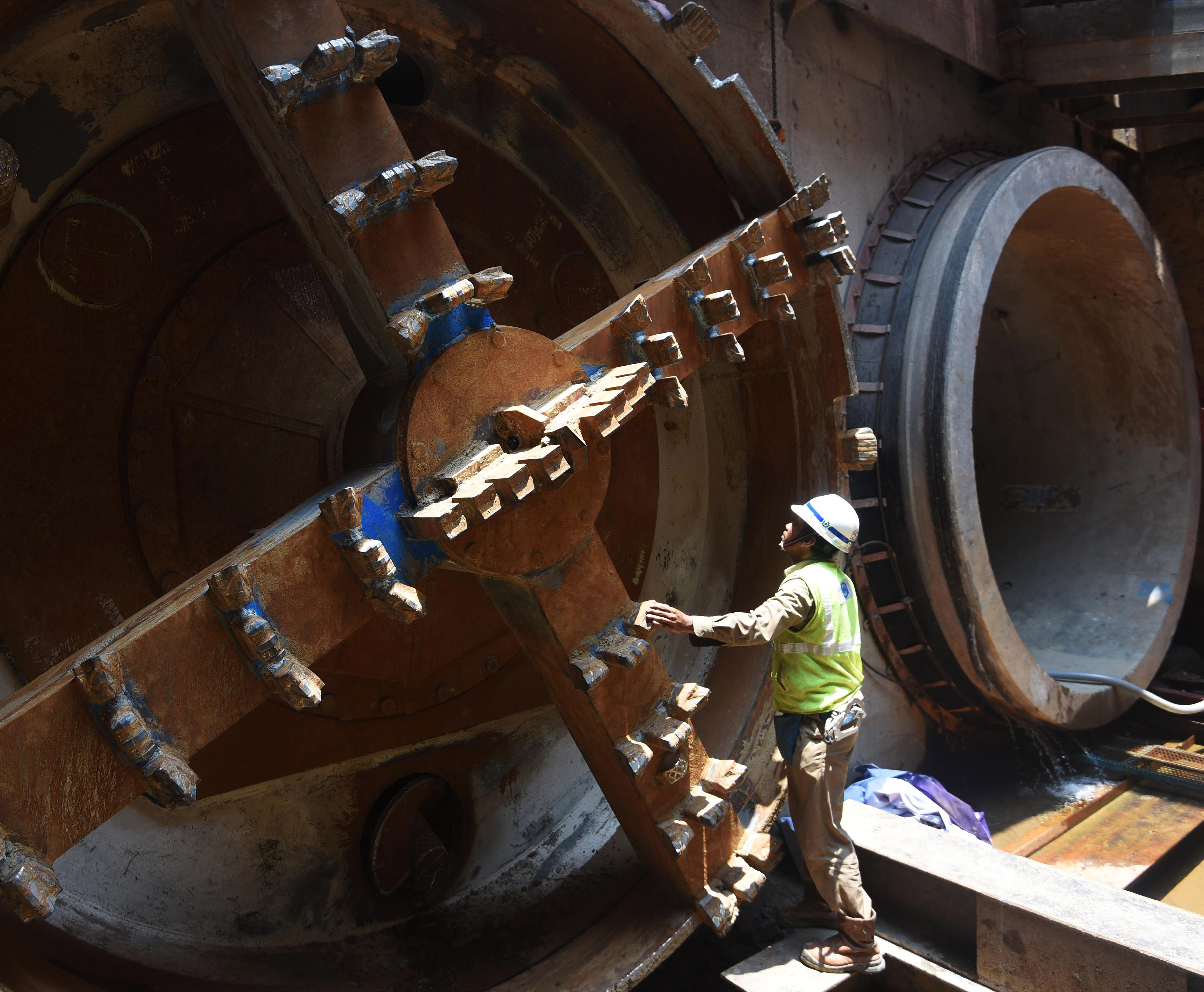 Proyek pembangunan sodetan pada bagian outlet dari Kebon Nanas hingga ke arriving shaft.