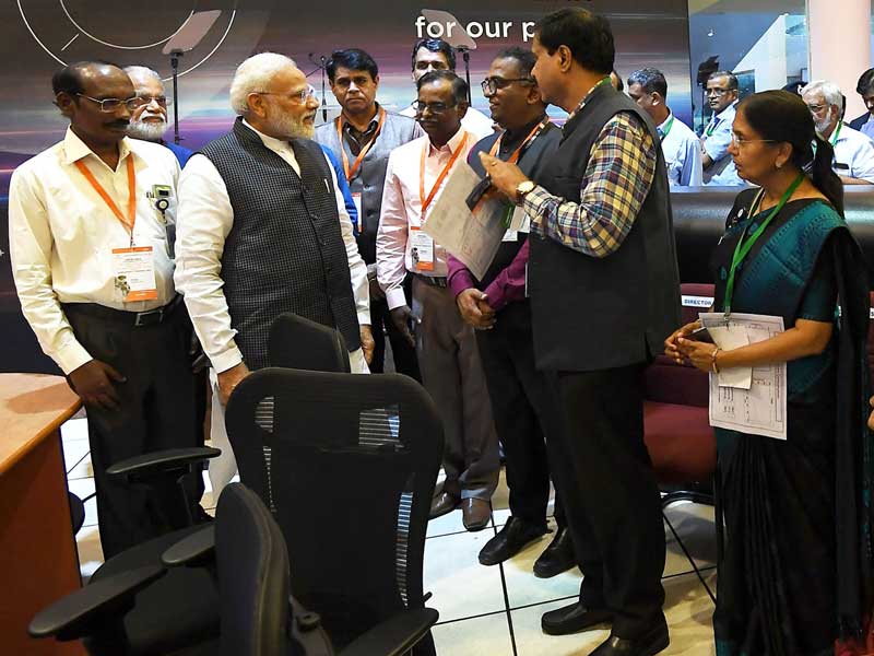Perdana Menteri Narendra Modi berusaha menghibur para ilmuwan yang muram dari ruang kendali misi di Bangalore.
