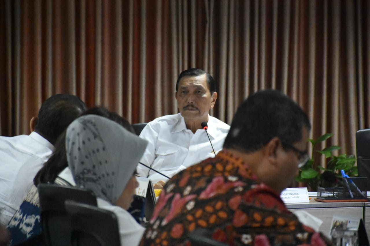 Menteri Koordinator Bidang Kemaritiman Luhut Binsar Panjaitan memimpin Rapat Koordinasi soal Percepatan Pembangunan Kabupaten Aceh Singkil