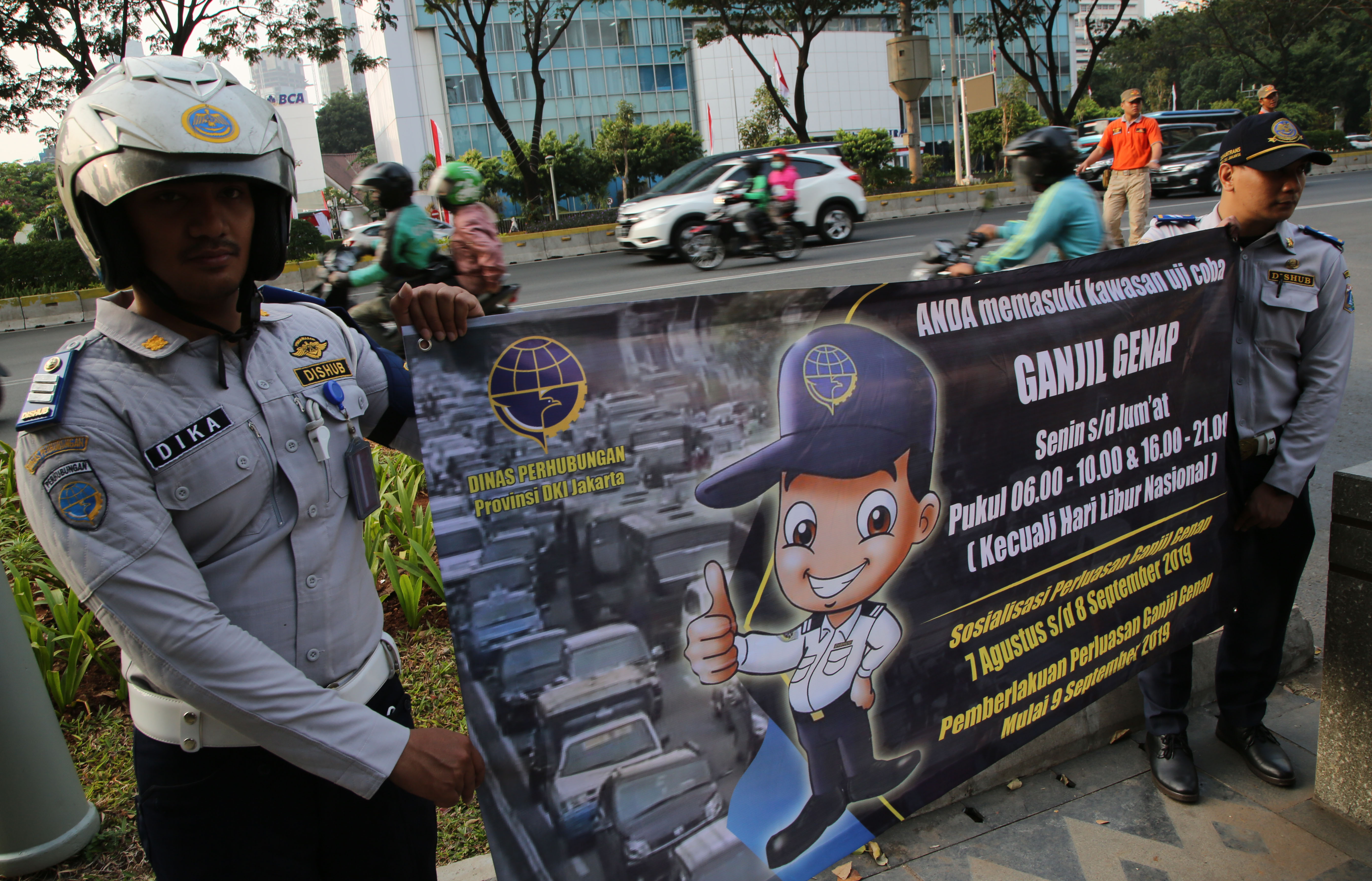 Petugas dari Dishub DKI Jakarta melakukan sosialisasi perluasan area ganjil-genap dari arah Benhil menuju Jalan Sudirman.