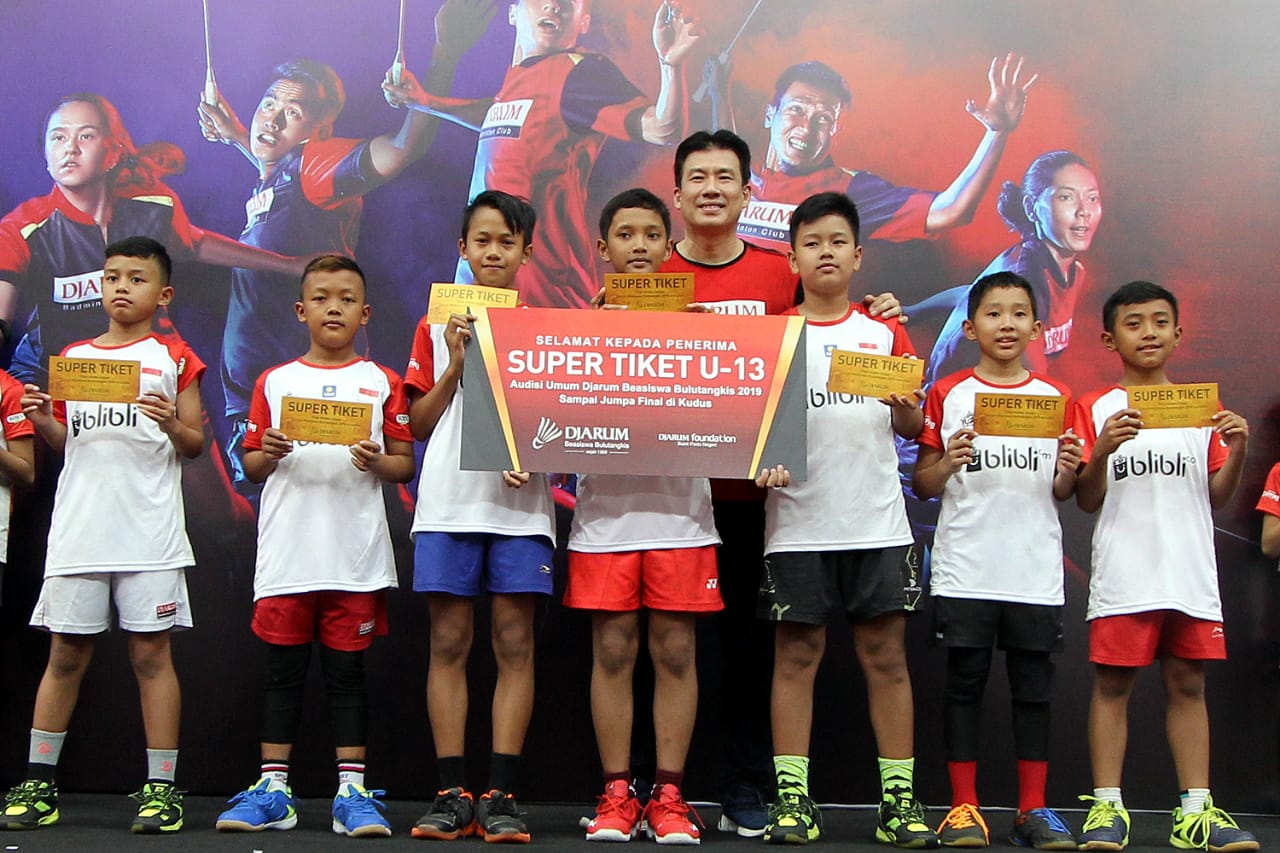 Bintang Dwi Prakoso, 13, (kanan) saat akhirnya menerima Super Tiket.