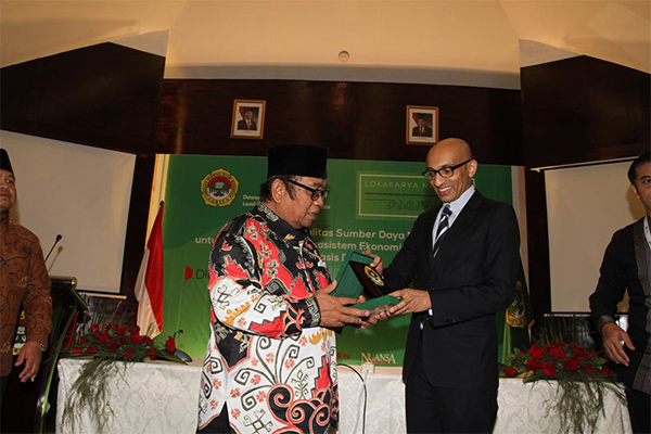 Dubes Singapura untuk RI Anil Kumar Nayar menerima cindramata dari Ketua Umum DPP LDII KH Abdullah Syam.