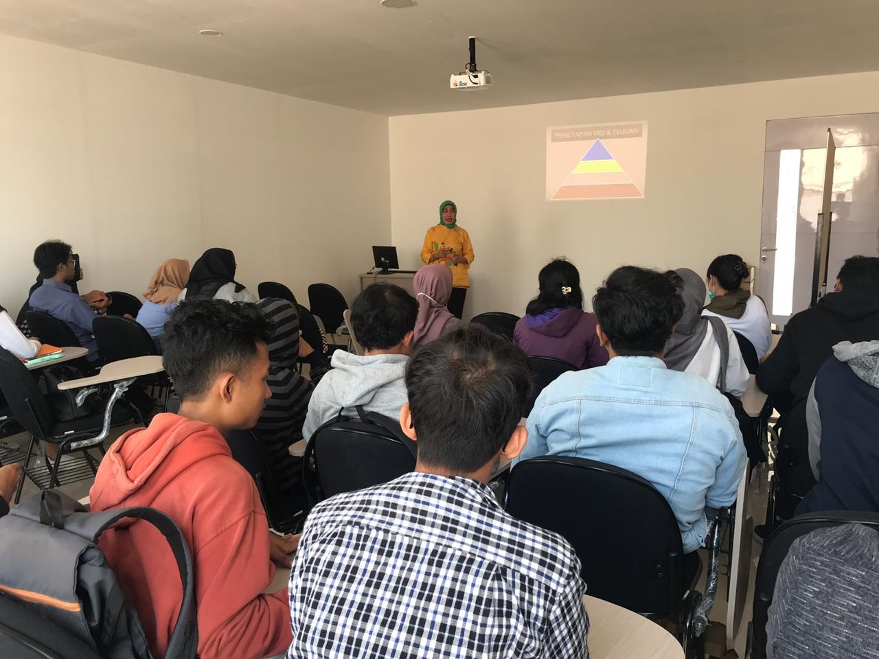 Perkuliahan perdana di Gedung Baru perdana Universitas Esa Unggul di Kota Harapan Indah Bekasi. 