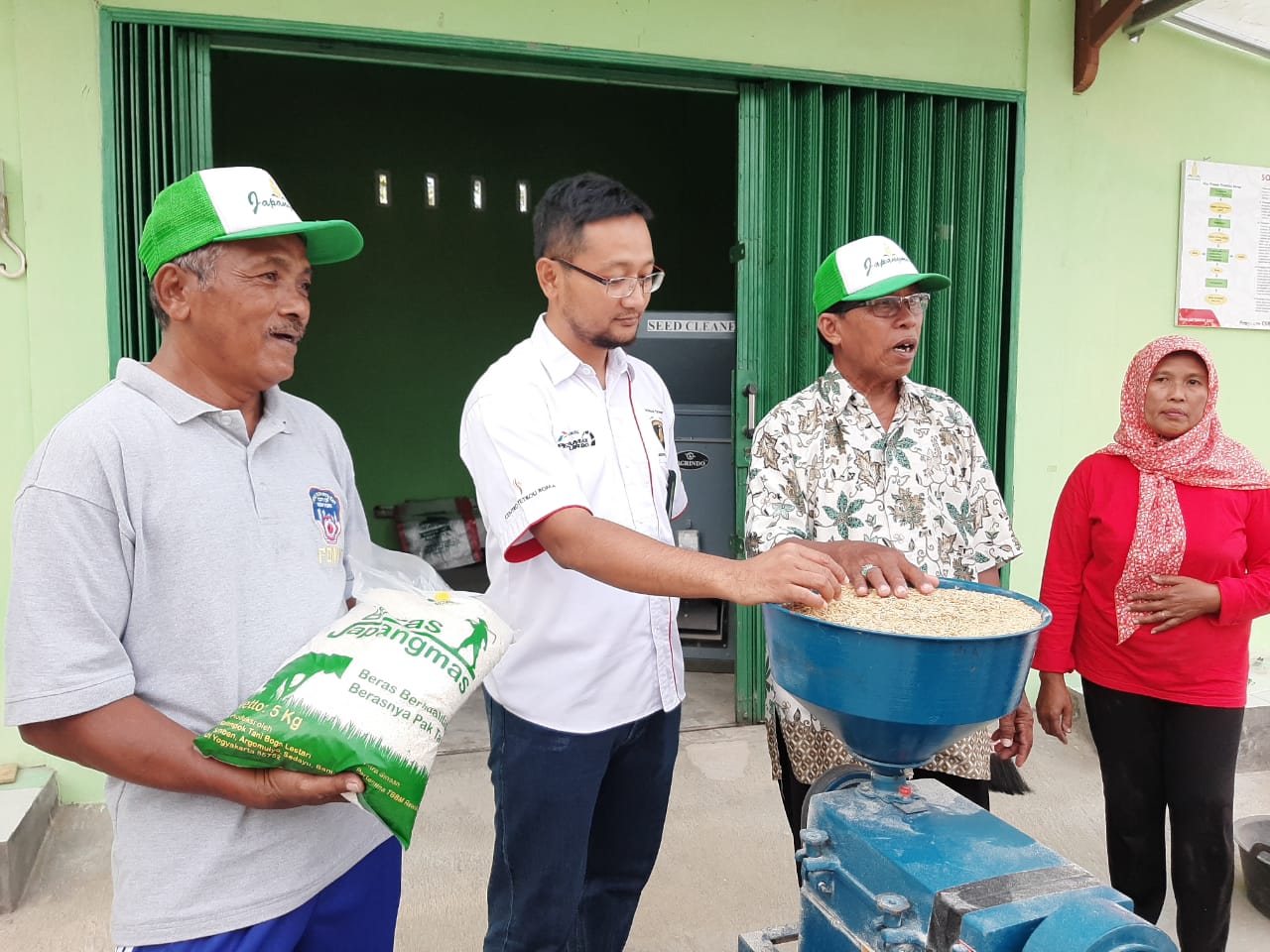  Operation Head Terminal BBM Rewulu, PT Pertamina (persero), MOR IV Rahmad Febriadi (kedua dari kiri) bersama pengurus Japangmas.