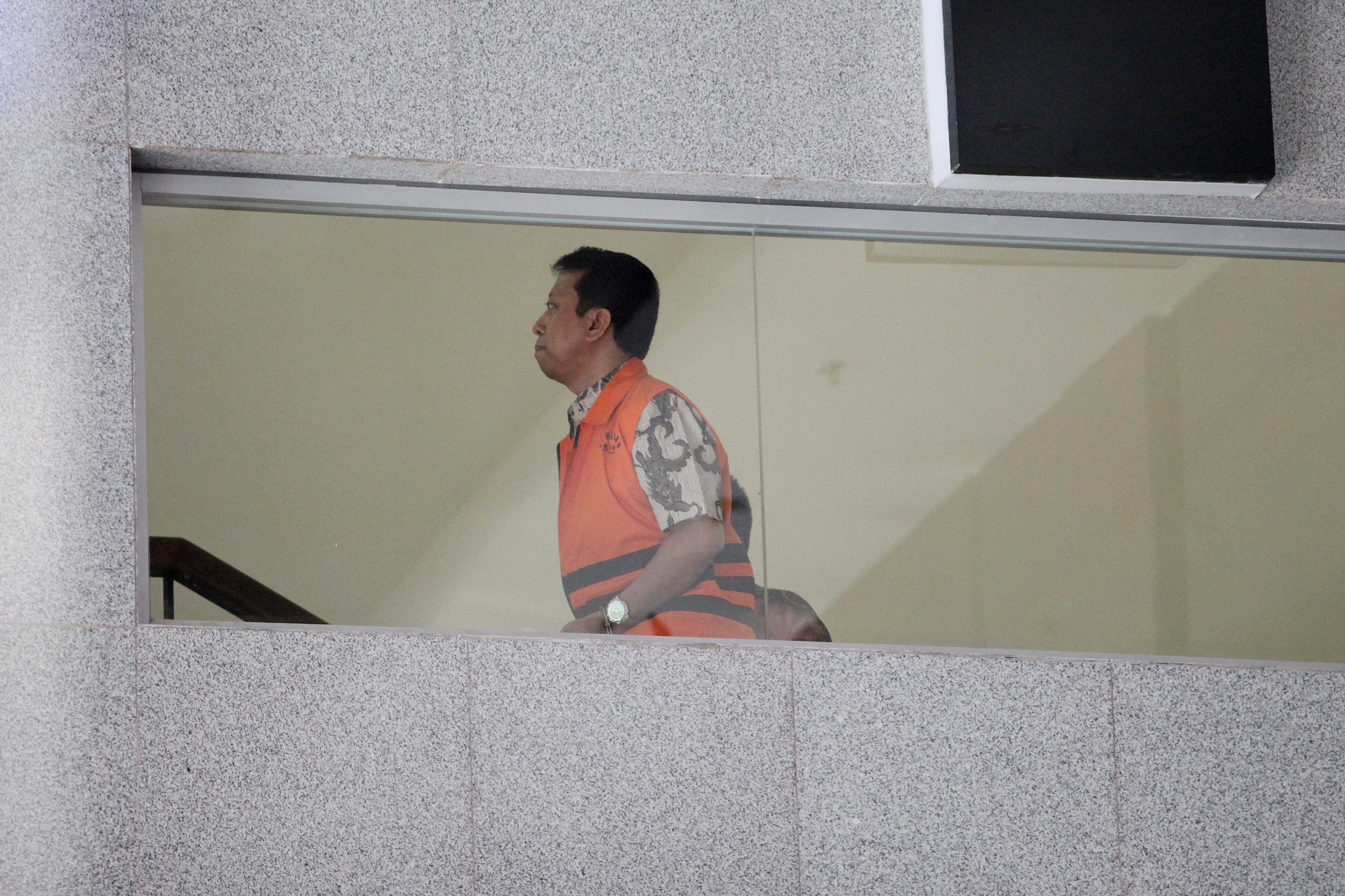 Tersangka kasus dugaan suap terkait jual beli jabatan di Kementerian Agama M Romahurmuziy berjalan dikawal petugas memasuki Gedung KPK.