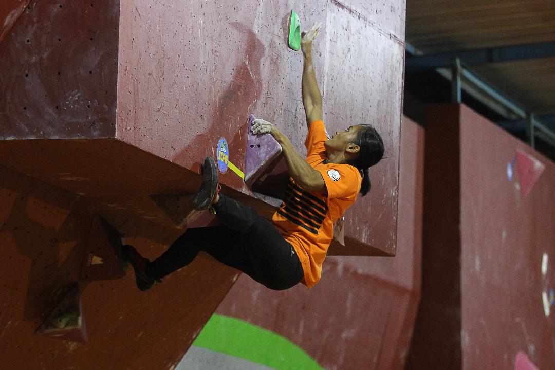 Salah seorang atlet panjat tebing putri sedang beraksi di babak final-boulder, Sabtu (28/9). 