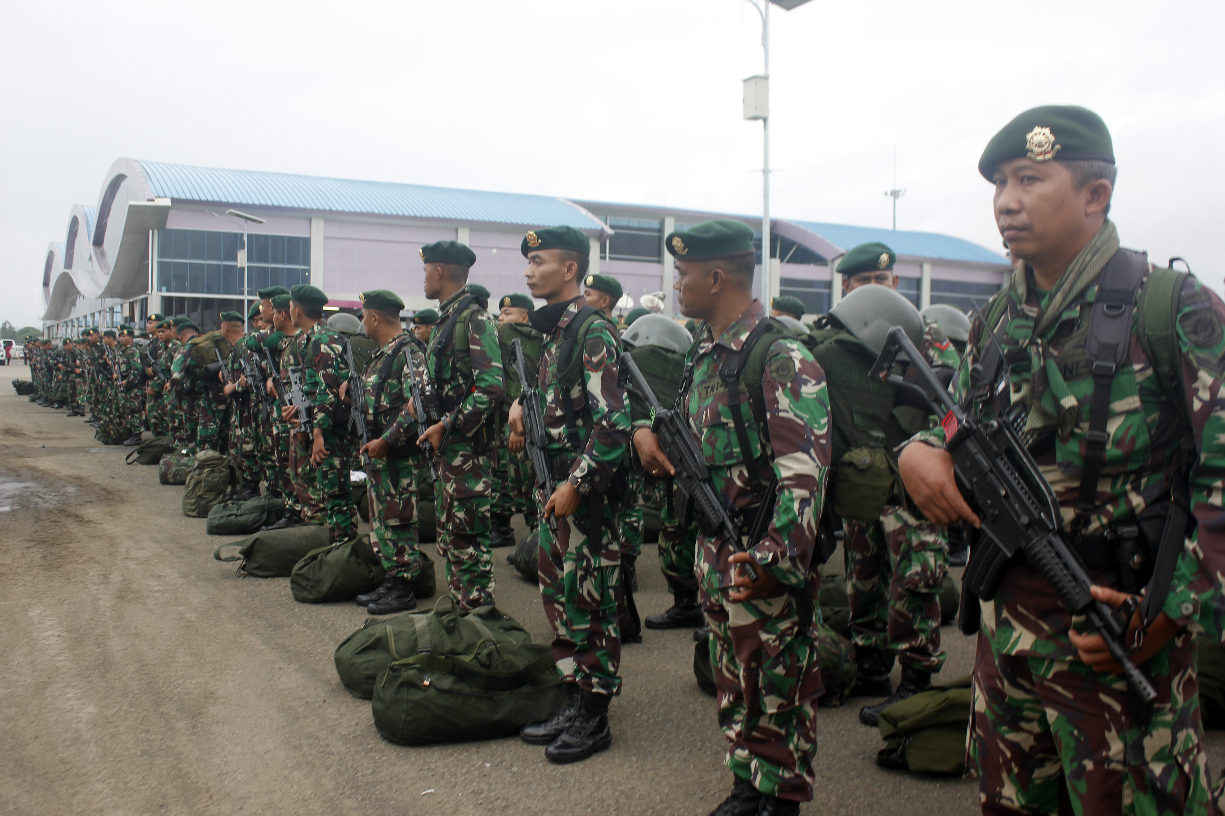 Prajurit Kostrad dari Yon Armed 13 saat tiba di Bandara Domine Eduard Osok (DEO) Kota Sorong, Papua Barat