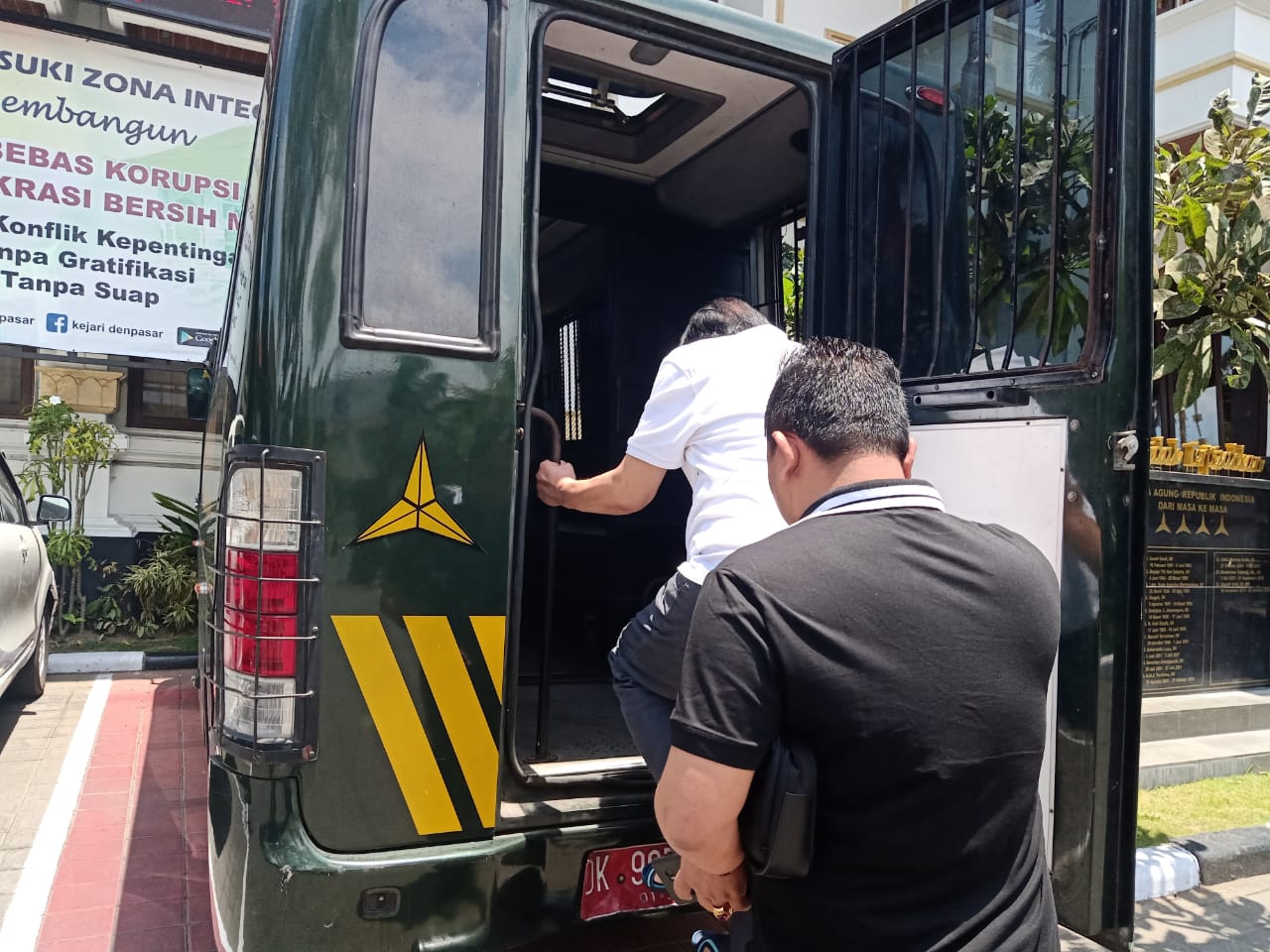 Seorang petugas memasukantersangka pemberian keterangan palsu dalam akta dan atau/penggelapan ke mobil.