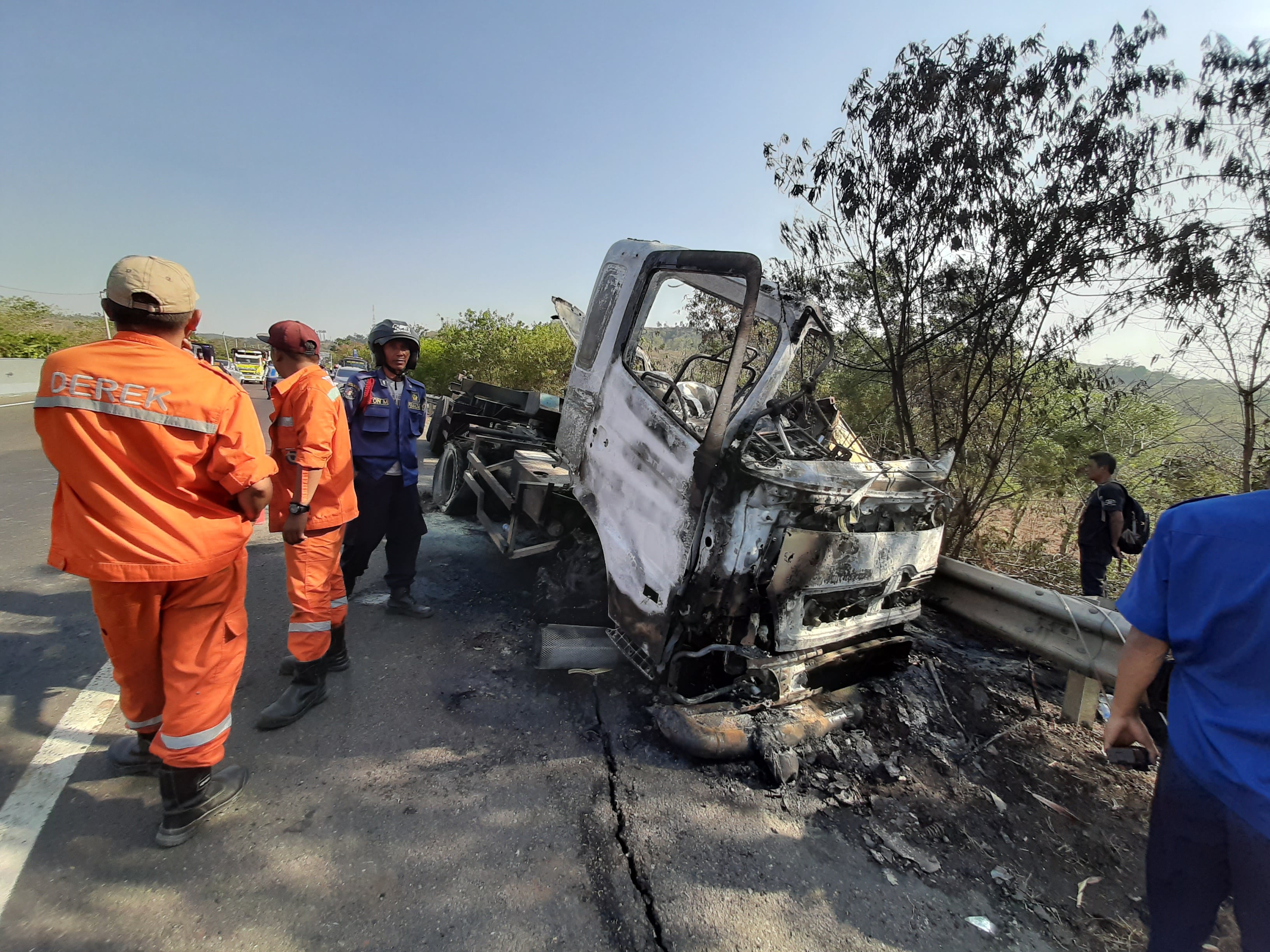 Truk yang terbakar di ruas tol Cipularang, Selasa (10/9).