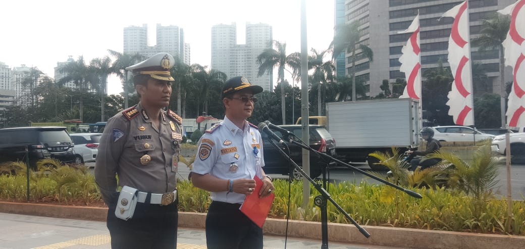 Kadishub DKI Jakarta Syafrin Liputo (kanan) dan Dirlantas Polda Metro Jaya Kombes Pol Yusuf (kiri)