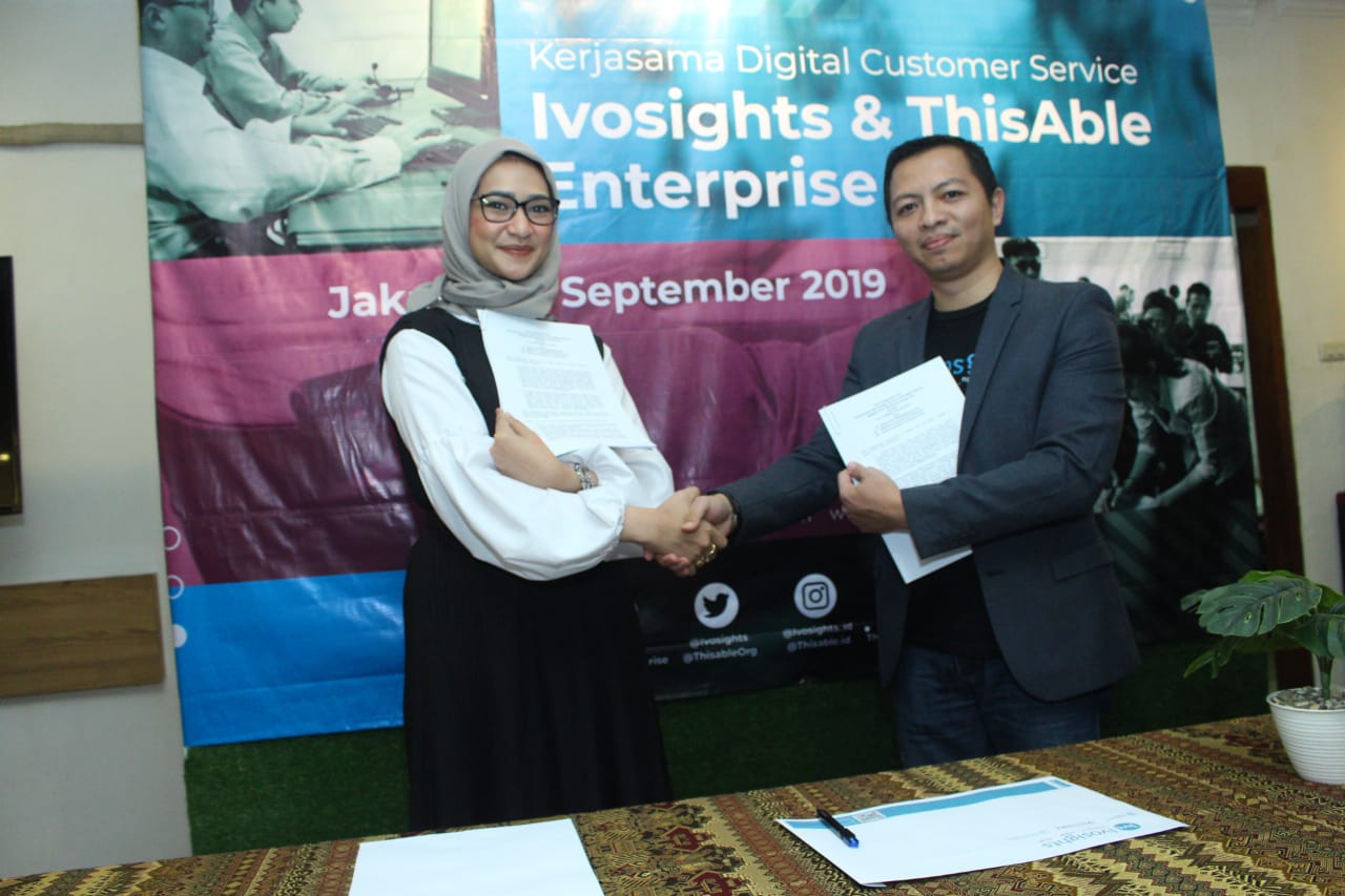 CEO and Co-Founder Ivosights, Elga Yulwadian, menjalin kesepakatan dengan CEO and Co-Founder Thisable Enterprise, Angkie Yudistia.