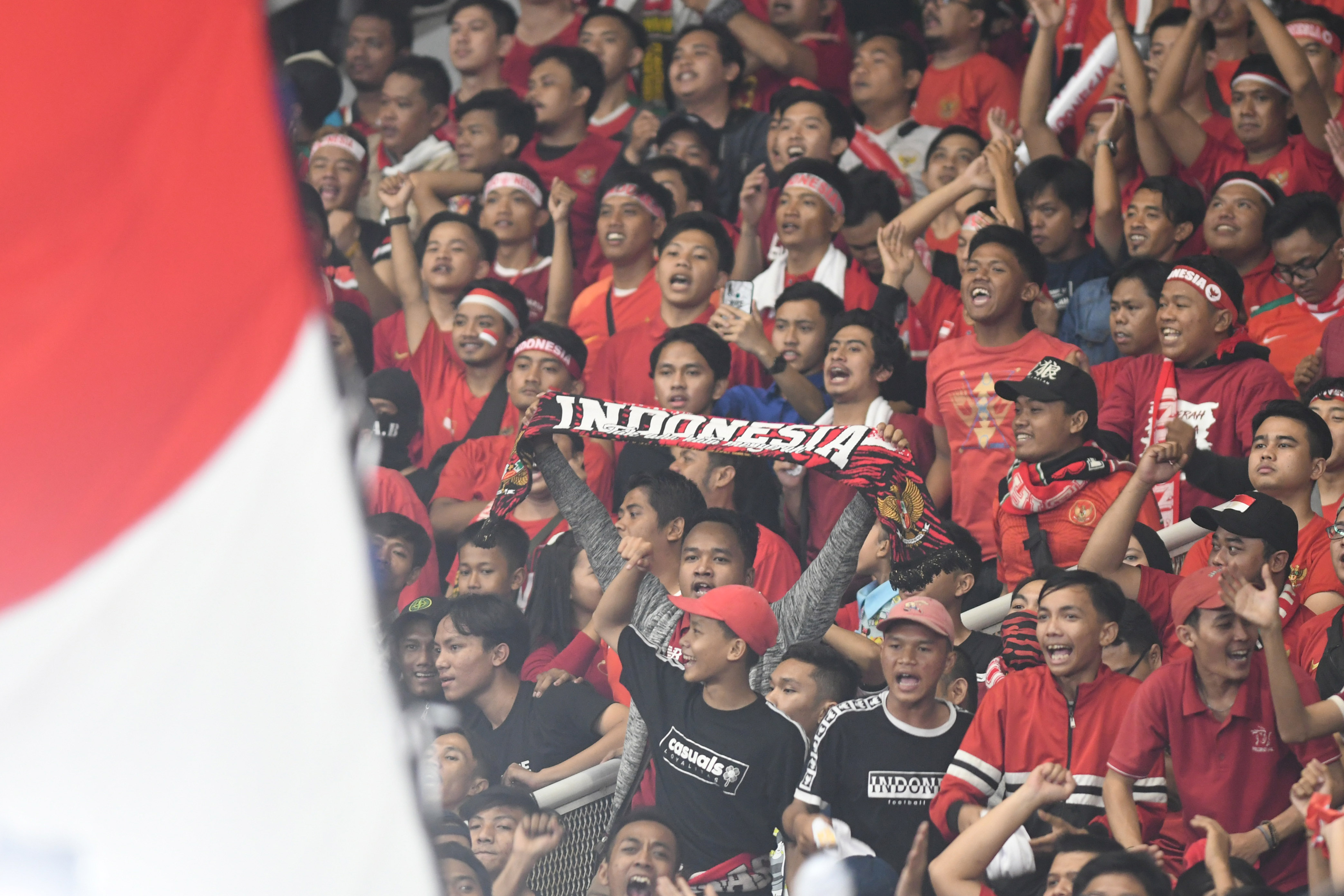 Suproter Indonesia saat memberikan dukungan di laga kualifikasi Piala Dunia 2022 antara Indonesia dan Malaysia
