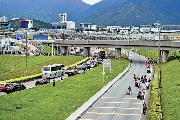 Demonstran tutup akses ke Bandara