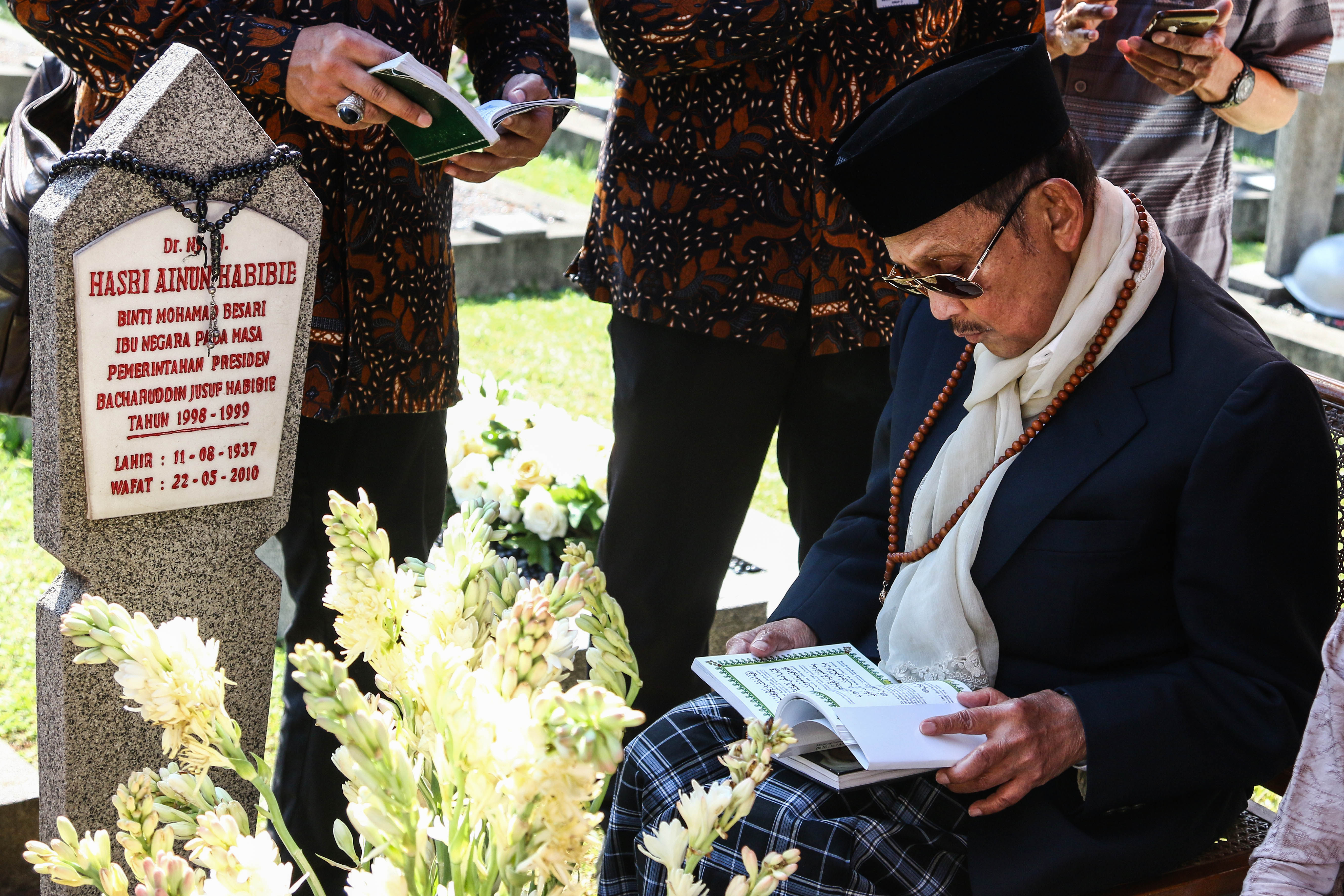 BJ Habibie berziarah ke makam istrinya, Hasri Ainun Habibie di Taman Makam Pahlawan Kalibata.
